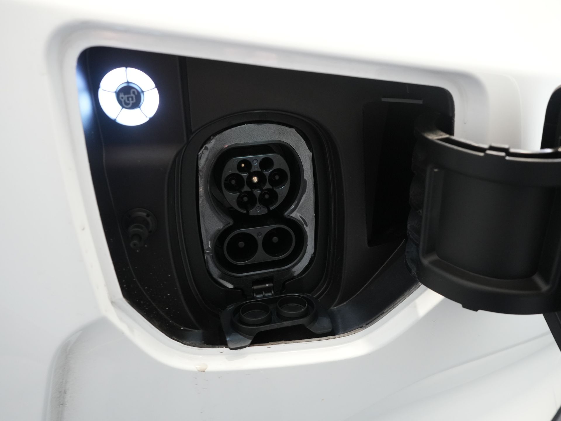 Ford E-Transit Custom Bestelbus Trend L2 65 kWh 330 km WLTP Garantie t/m 2030/ LED/ Snellader/ 2.3t Trekverm./ Stuurverw./ Stoelverw./ Carplay/ Climate/ Camera/ 30