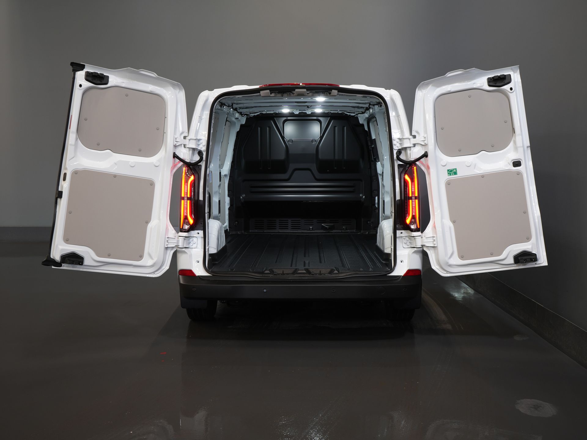 Ford E-Transit Custom Bestelbus Trend L2 65 kWh 330 km WLTP Garantie t/m 2030/ LED/ Snellader/ 2.3t Trekverm./ Stuurverw./ Stoelverw./ Carplay/ Climate/ Camera/ 4