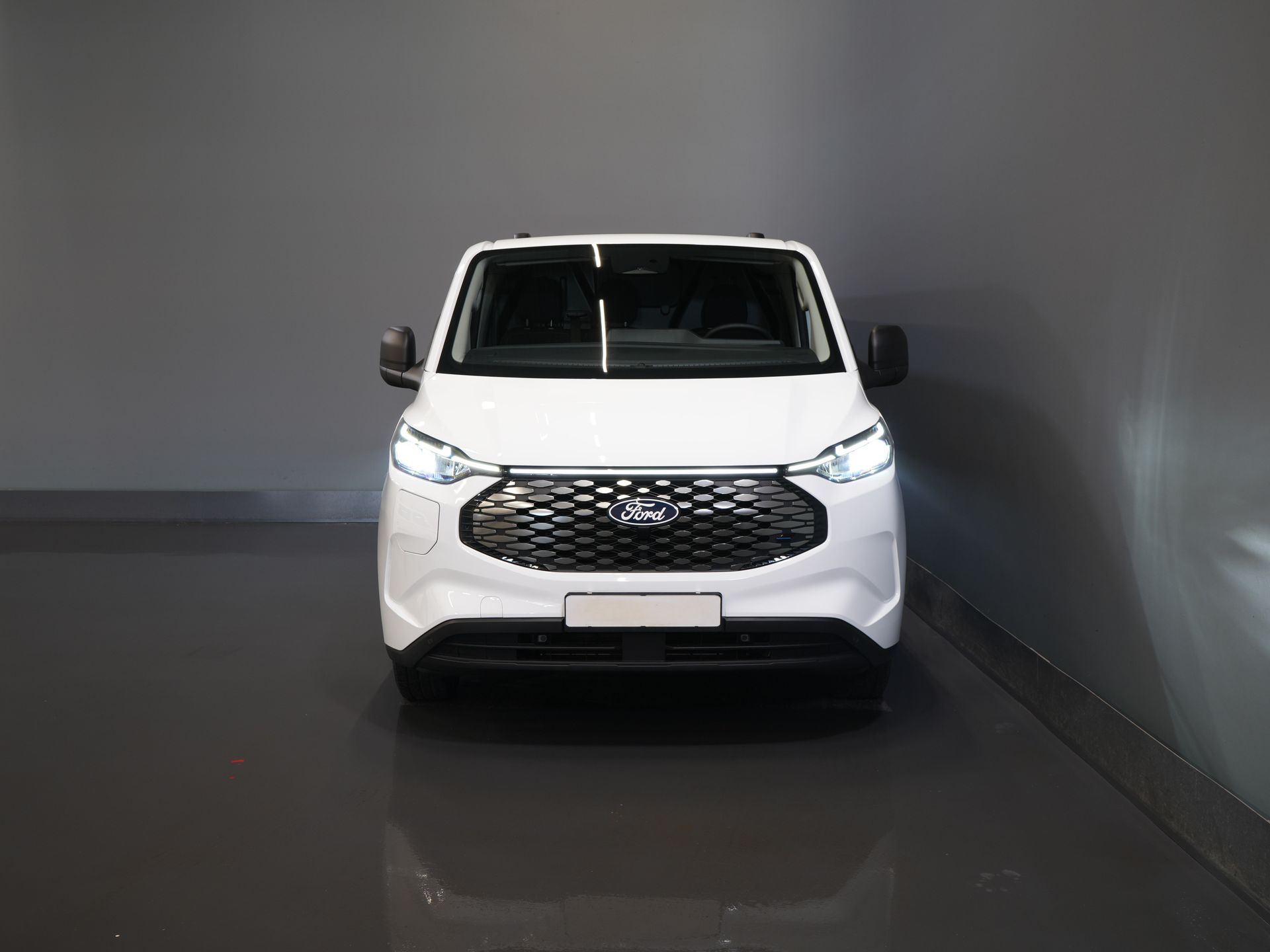 Ford E-Transit Custom Bestelbus Trend L2 65 kWh 330 km WLTP Garantie t/m 2030/ LED/ Snellader/ 2.3t Trekverm./ Stuurverw./ Stoelverw./ Carplay/ Climate/ Camera/ 6