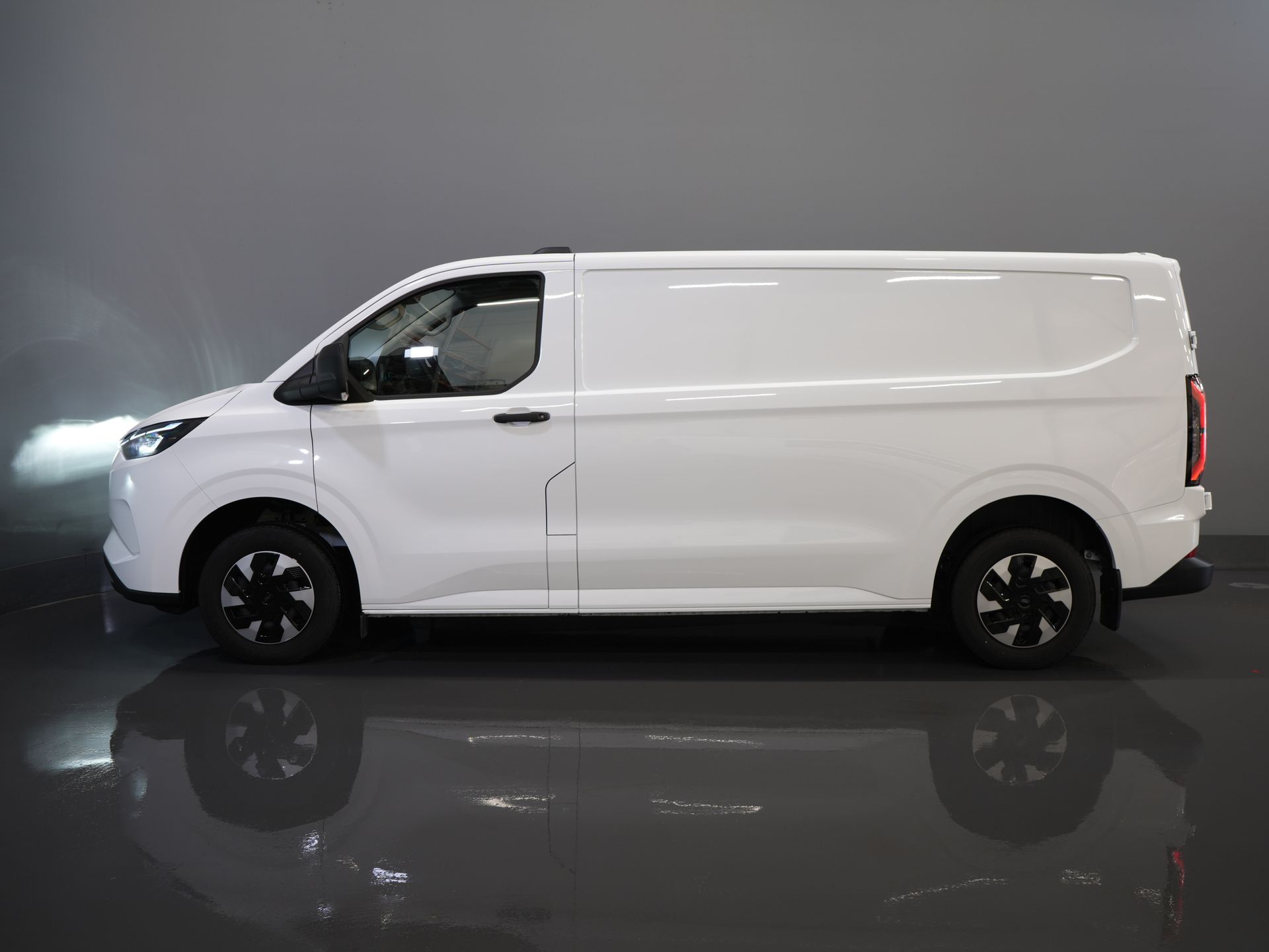 Ford E-Transit Custom Bestelbus Trend L2 65 kWh 330 km WLTP Garantie t/m 2030/ LED/ Snellader/ 2.3t Trekverm./ Stuurverw./ Stoelverw./ Carplay/ Climate/ Camera/ 9