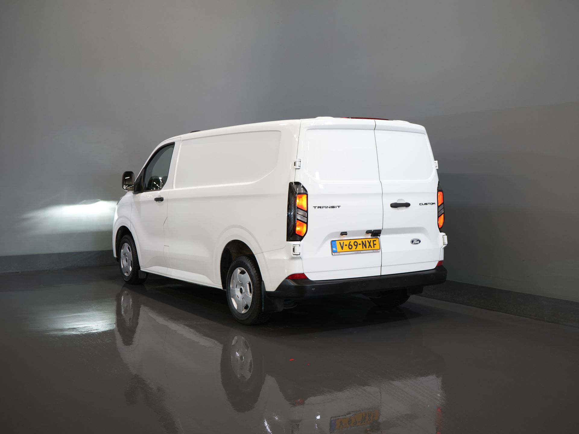 Ford Transit Custom Bestelbus 2.0 TDCI 135 pk LED/ Carplay/ 2.8t Trekverm./ Stuurverw./ Stoelverw./ Climate/ Camera/ Cruise/ PDC 1