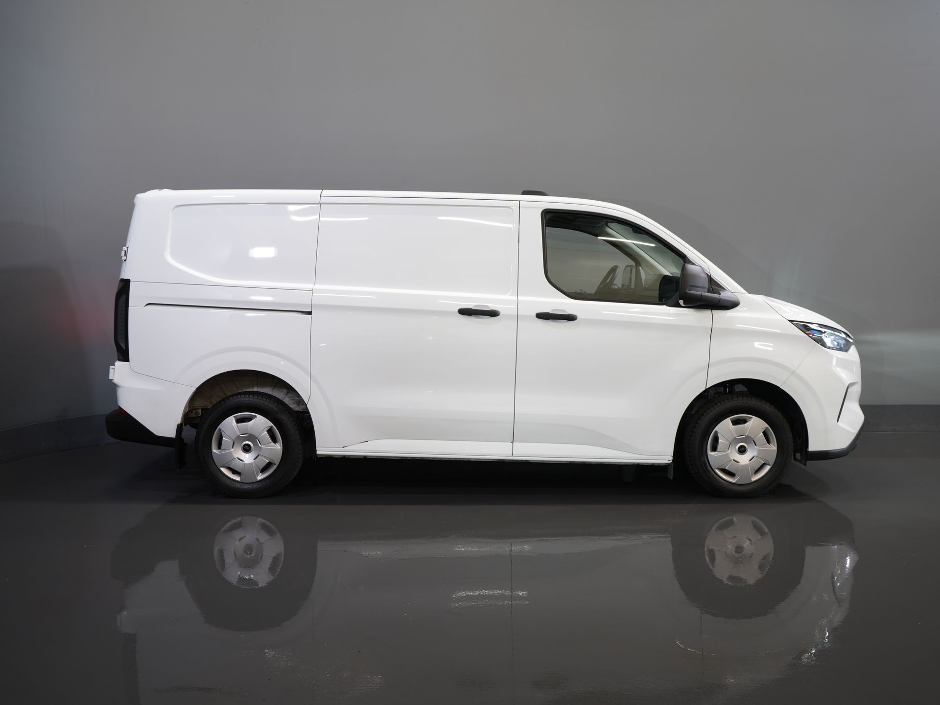 Ford Transit Custom Bestelbus 2.0 TDCI 135 pk LED/ Carplay/ 2.8t Trekverm./ Stuurverw./ Stoelverw./ Climate/ Camera/ Cruise/ PDC 10