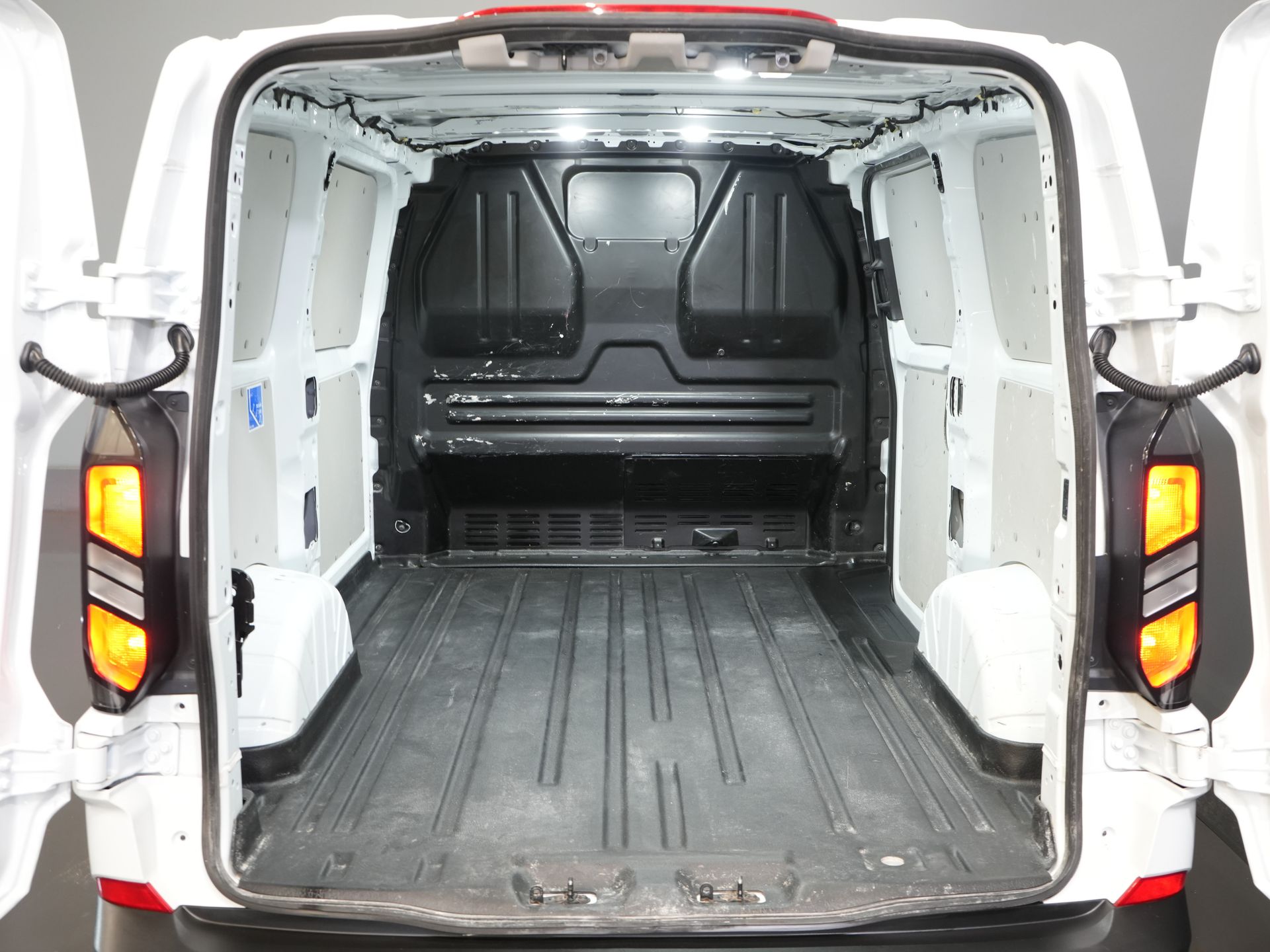 Ford Transit Custom Bestelbus 2.0 TDCI 135 pk LED/ Carplay/ 2.8t Trekverm./ Stuurverw./ Stoelverw./ Climate/ Camera/ Cruise/ PDC 14