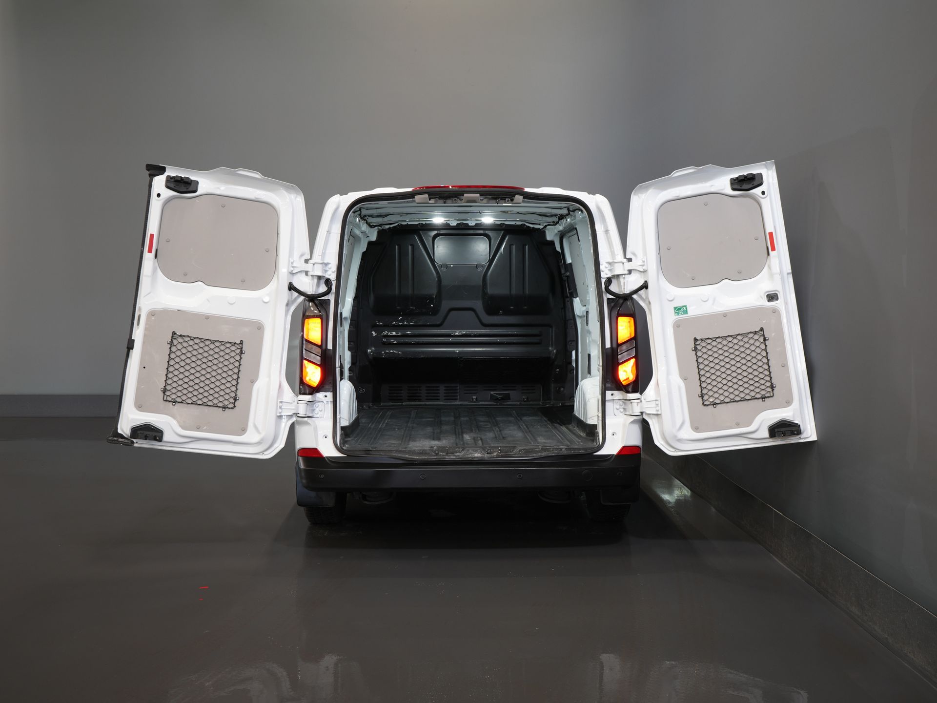 Ford Transit Custom Bestelbus 2.0 TDCI 135 pk LED/ Carplay/ 2.8t Trekverm./ Stuurverw./ Stoelverw./ Climate/ Camera/ Cruise/ PDC 4