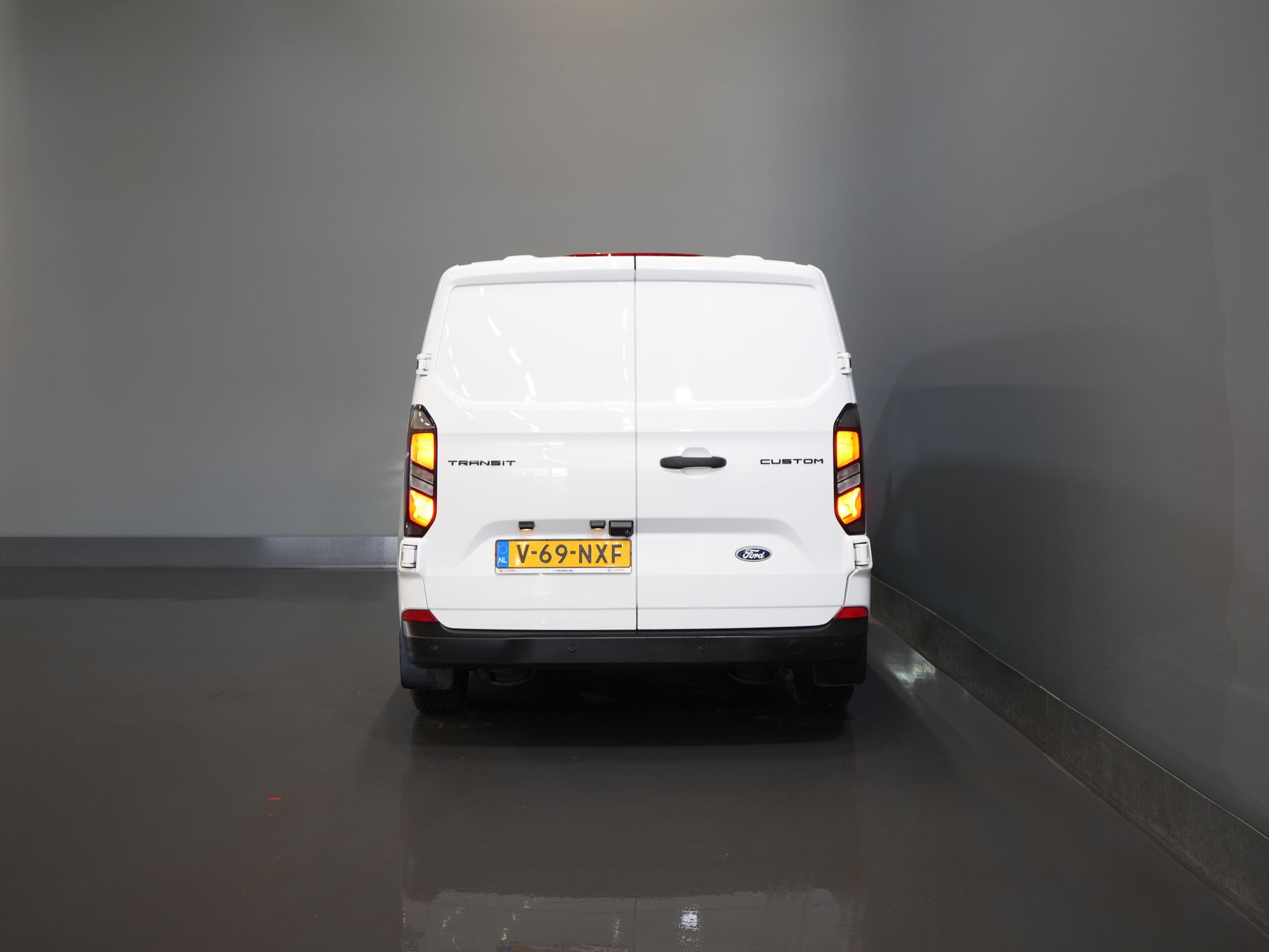 Ford Transit Custom Bestelbus 2.0 TDCI 135 pk LED/ Carplay/ 2.8t Trekverm./ Stuurverw./ Stoelverw./ Climate/ Camera/ Cruise/ PDC 5