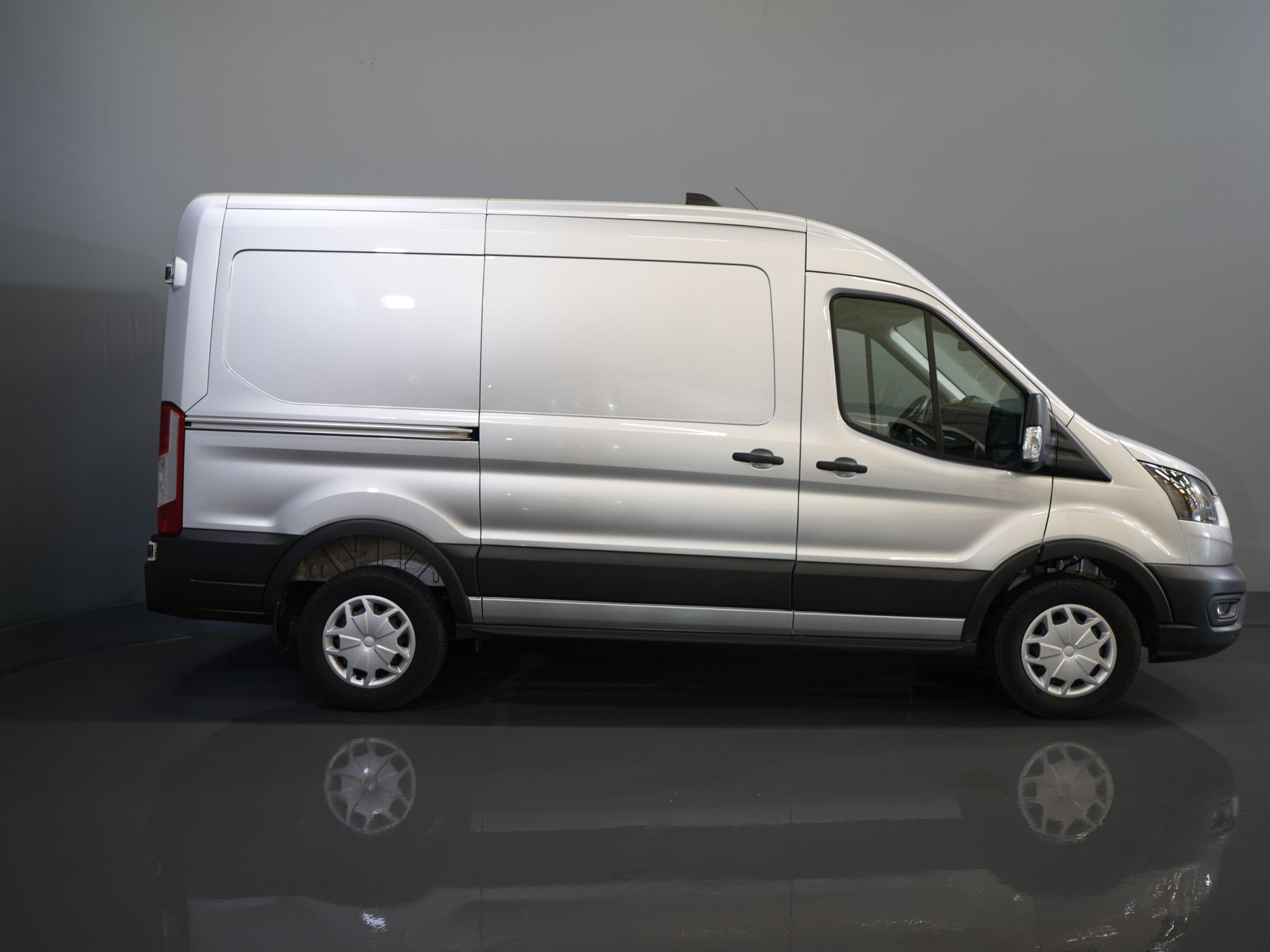 Ford Transit Bestelbus 2.0 TDCI 130 pk L2H2 Trend PDC/ Cruise/ Verw.voorruit/ Airco 10