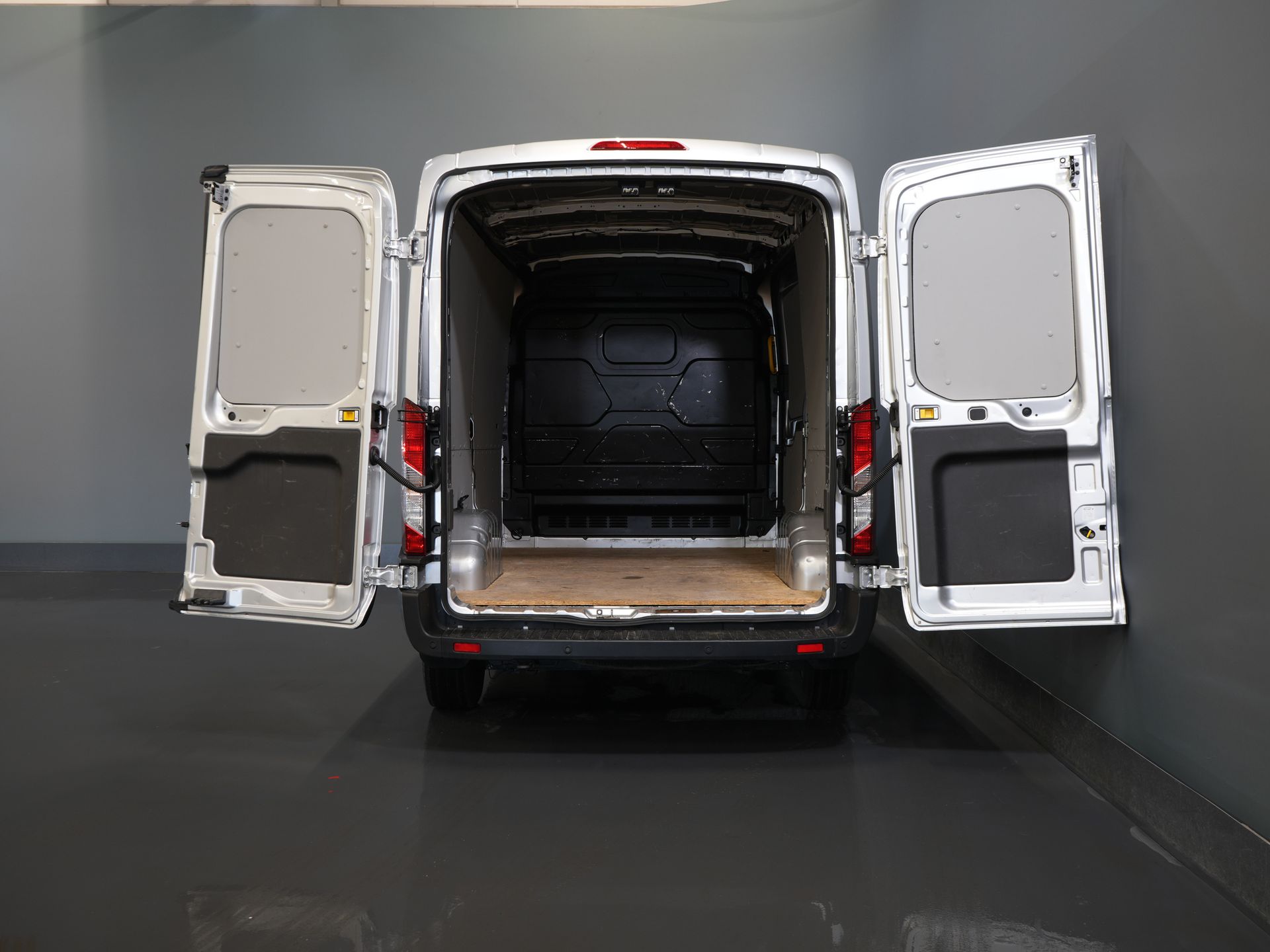 Ford Transit Bestelbus 2.0 TDCI 130 pk L2H2 Trend PDC/ Cruise/ Verw.voorruit/ Airco 4