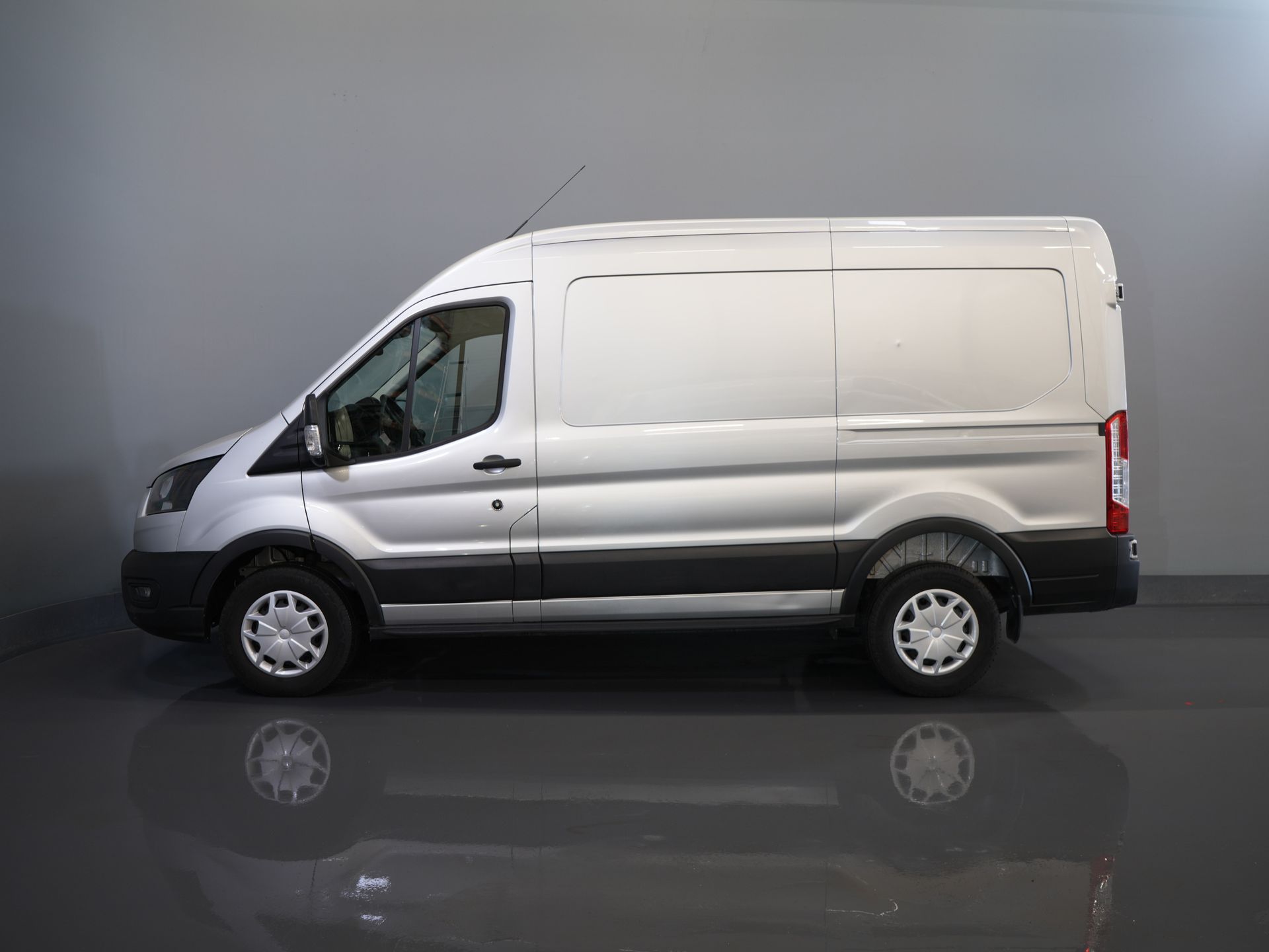 Ford Transit Bestelbus 2.0 TDCI 130 pk L2H2 Trend PDC/ Cruise/ Verw.voorruit/ Airco 9