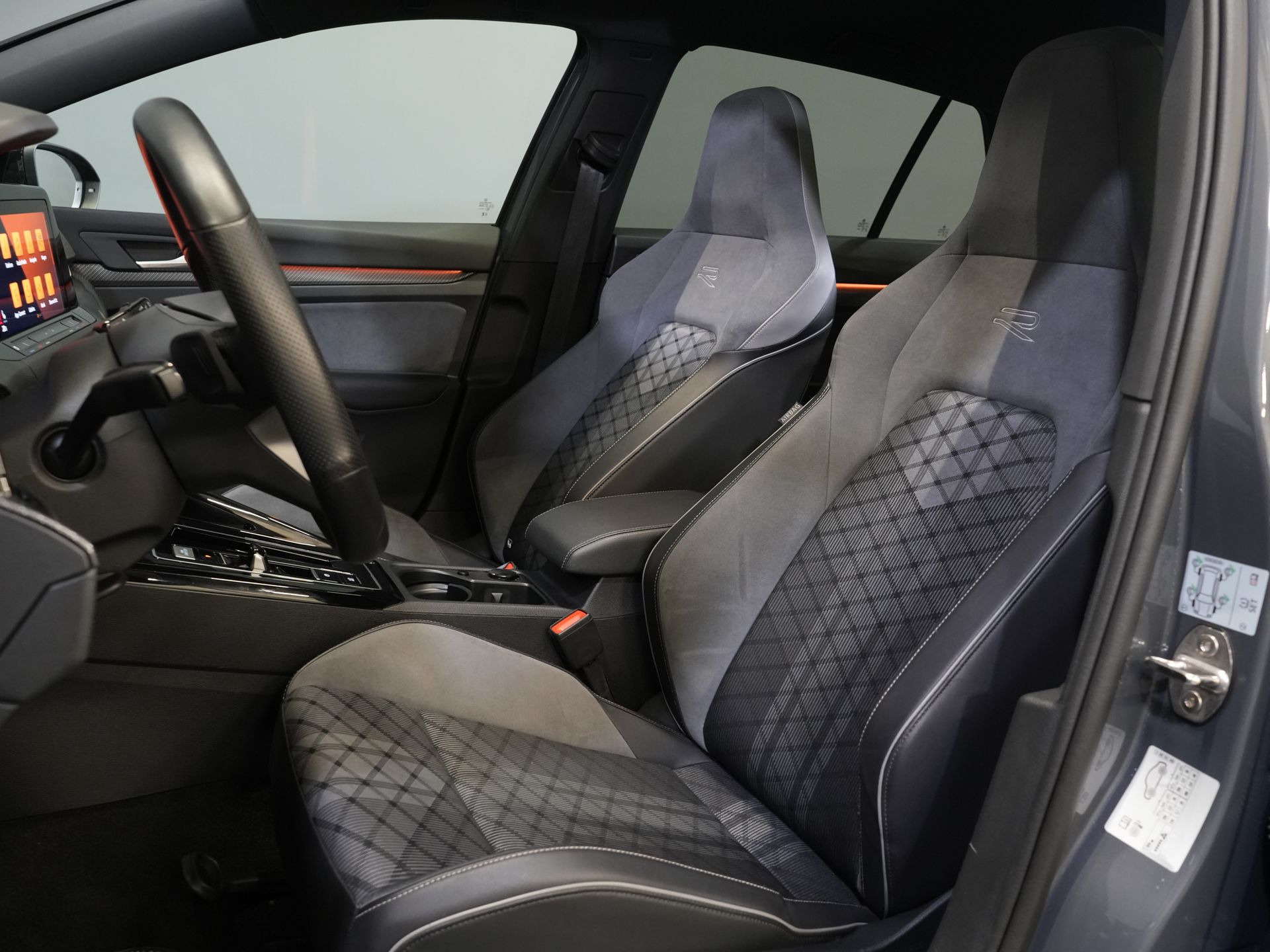 Volkswagen Golf Hatchback 1.5 eTSI 150 pk R-Line (DEMO) NL Auto/ Pano/ Adapt.Cruise/ LED/ Black Pack/ Virtual Cockpit/ Stuurverw./ Carplay/ Stoelverw./ Am 11