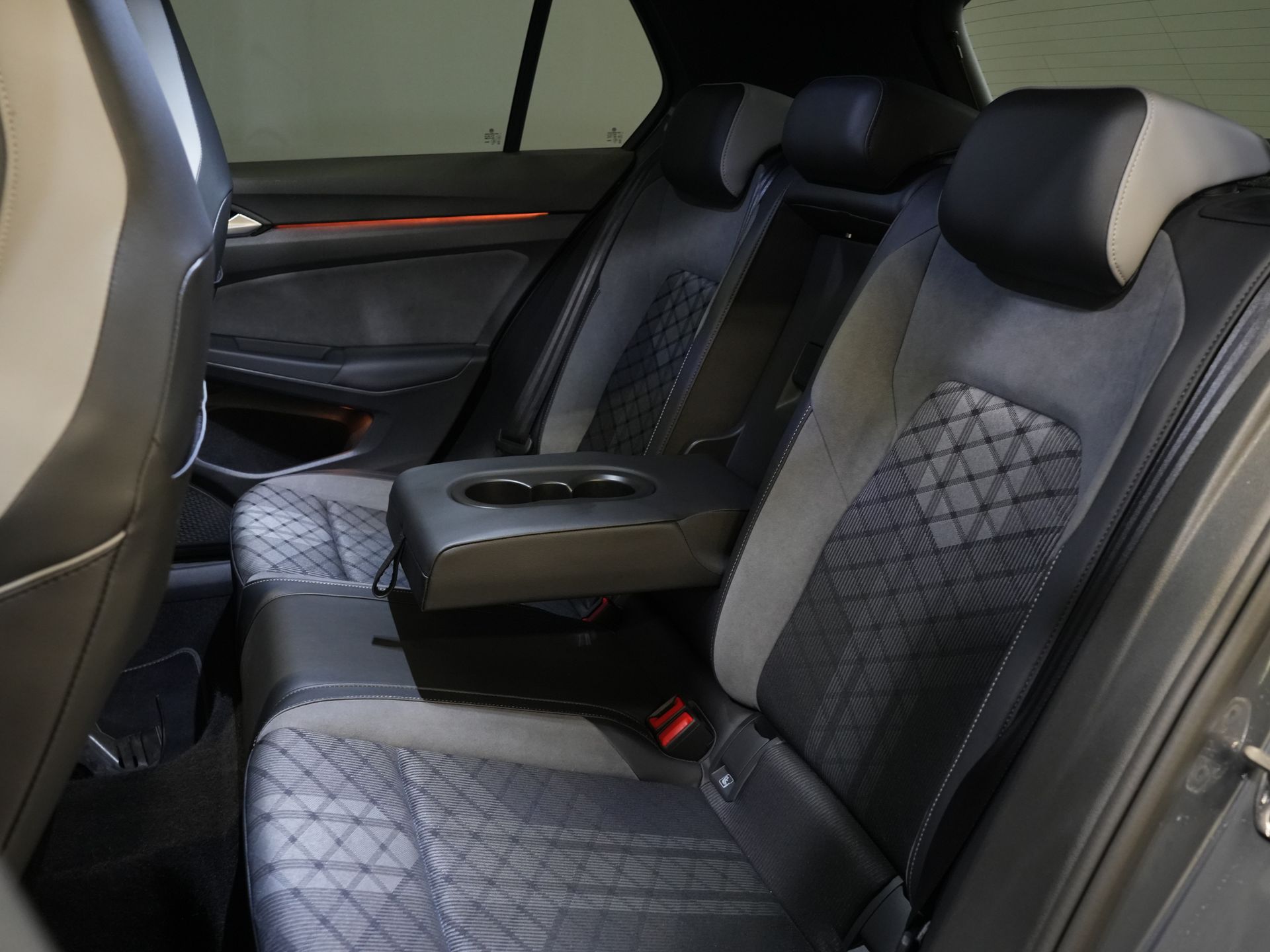 Volkswagen Golf Hatchback 1.5 eTSI 150 pk R-Line (DEMO) NL Auto/ Pano/ Adapt.Cruise/ LED/ Black Pack/ Virtual Cockpit/ Stuurverw./ Carplay/ Stoelverw./ Am 15