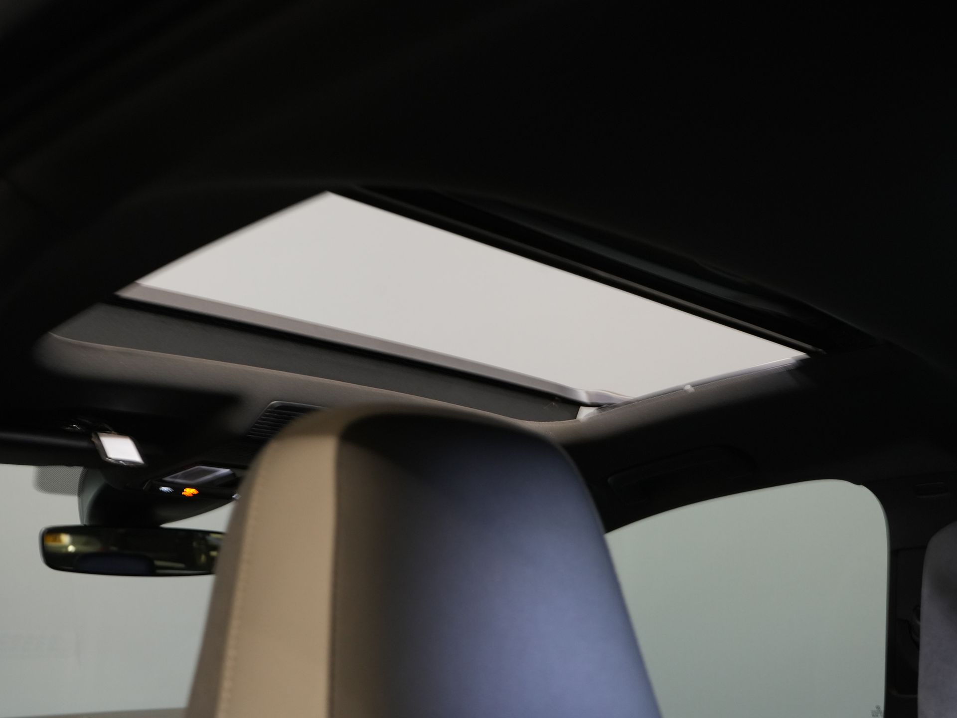 Volkswagen Golf Hatchback 1.5 eTSI 150 pk R-Line (DEMO) NL Auto/ Pano/ Adapt.Cruise/ LED/ Black Pack/ Virtual Cockpit/ Stuurverw./ Carplay/ Stoelverw./ Am 16