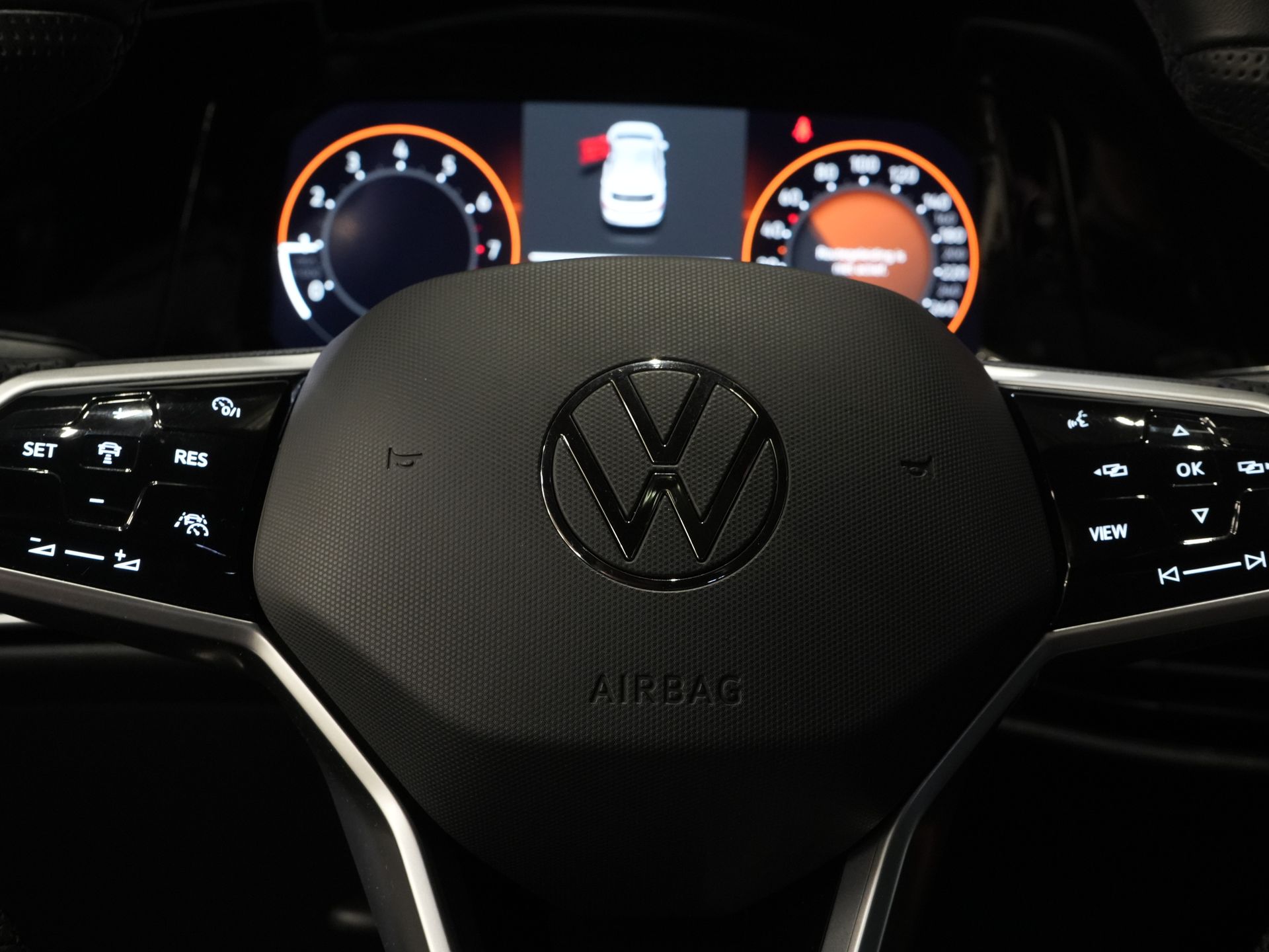 Volkswagen Golf Hatchback 1.5 eTSI 150 pk R-Line (DEMO) NL Auto/ Pano/ Adapt.Cruise/ LED/ Black Pack/ Virtual Cockpit/ Stuurverw./ Carplay/ Stoelverw./ Am 18