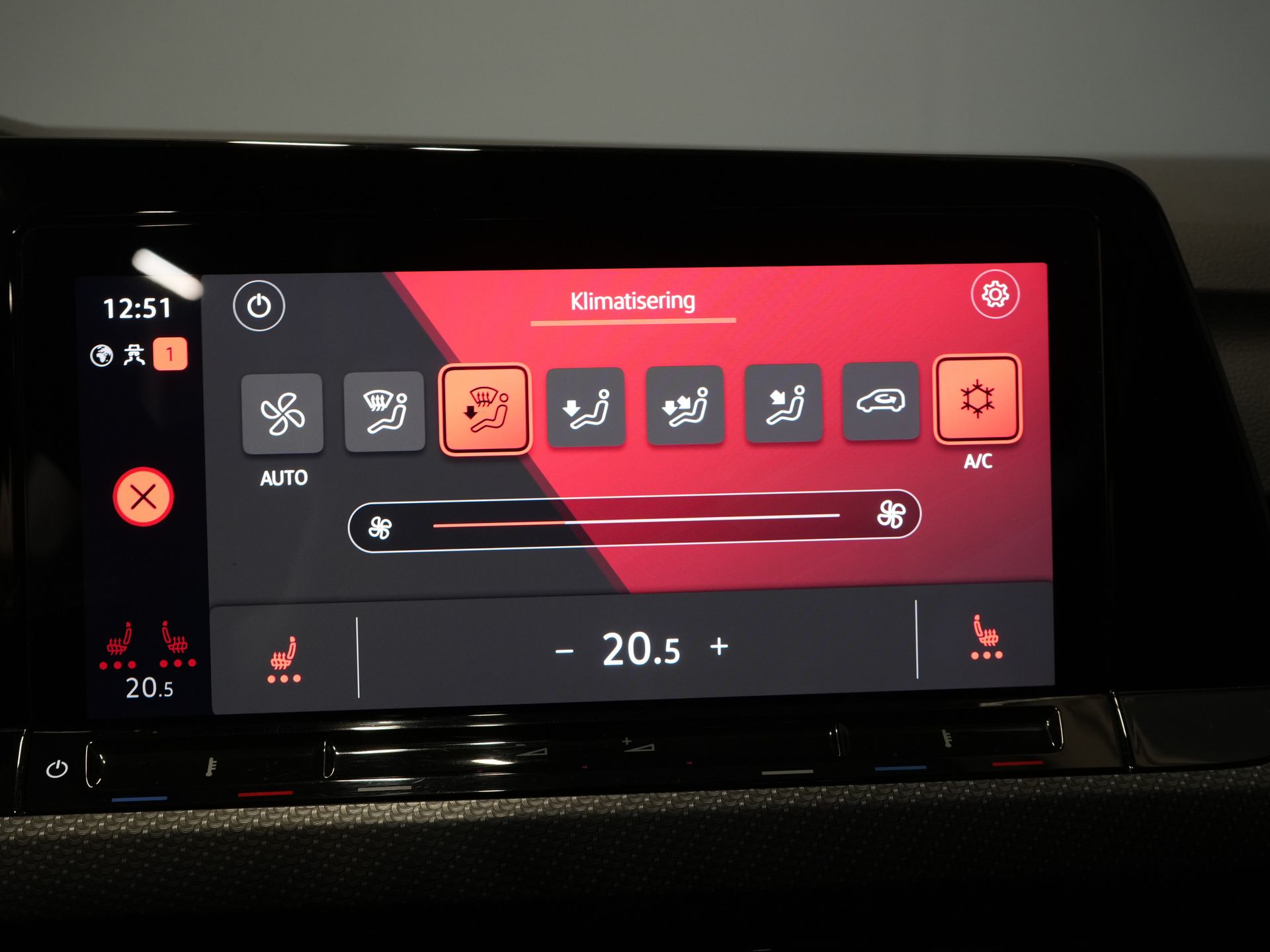 Volkswagen Golf Hatchback 1.5 eTSI 150 pk R-Line (DEMO) NL Auto/ Pano/ Adapt.Cruise/ LED/ Black Pack/ Virtual Cockpit/ Stuurverw./ Carplay/ Stoelverw./ Am 25