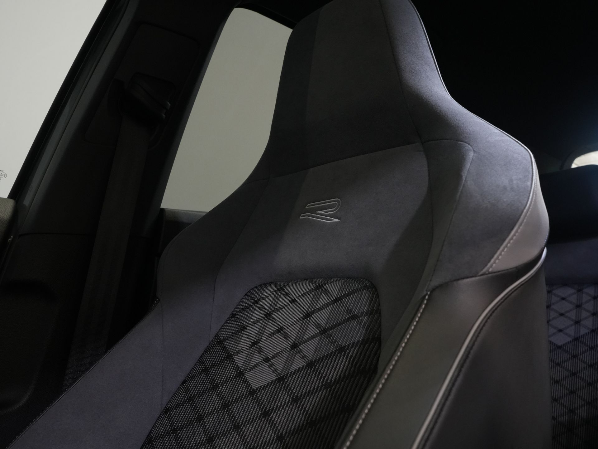 Volkswagen Golf Hatchback 1.5 eTSI 150 pk R-Line (DEMO) NL Auto/ Pano/ Adapt.Cruise/ LED/ Black Pack/ Virtual Cockpit/ Stuurverw./ Carplay/ Stoelverw./ Am 30