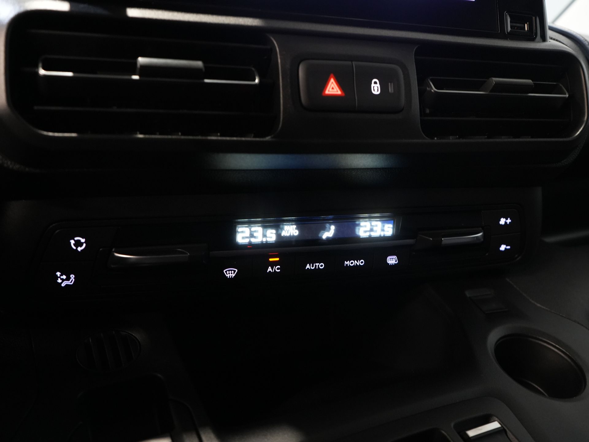 Opel Combo-e Bestelbus L2 50 kWh 275Km WLTP Snellader/ 3 Pers./ Carplay/ Stuurverw./ Cruise/ Climate / PDC V+A/ Dodehoek/ Navi 20