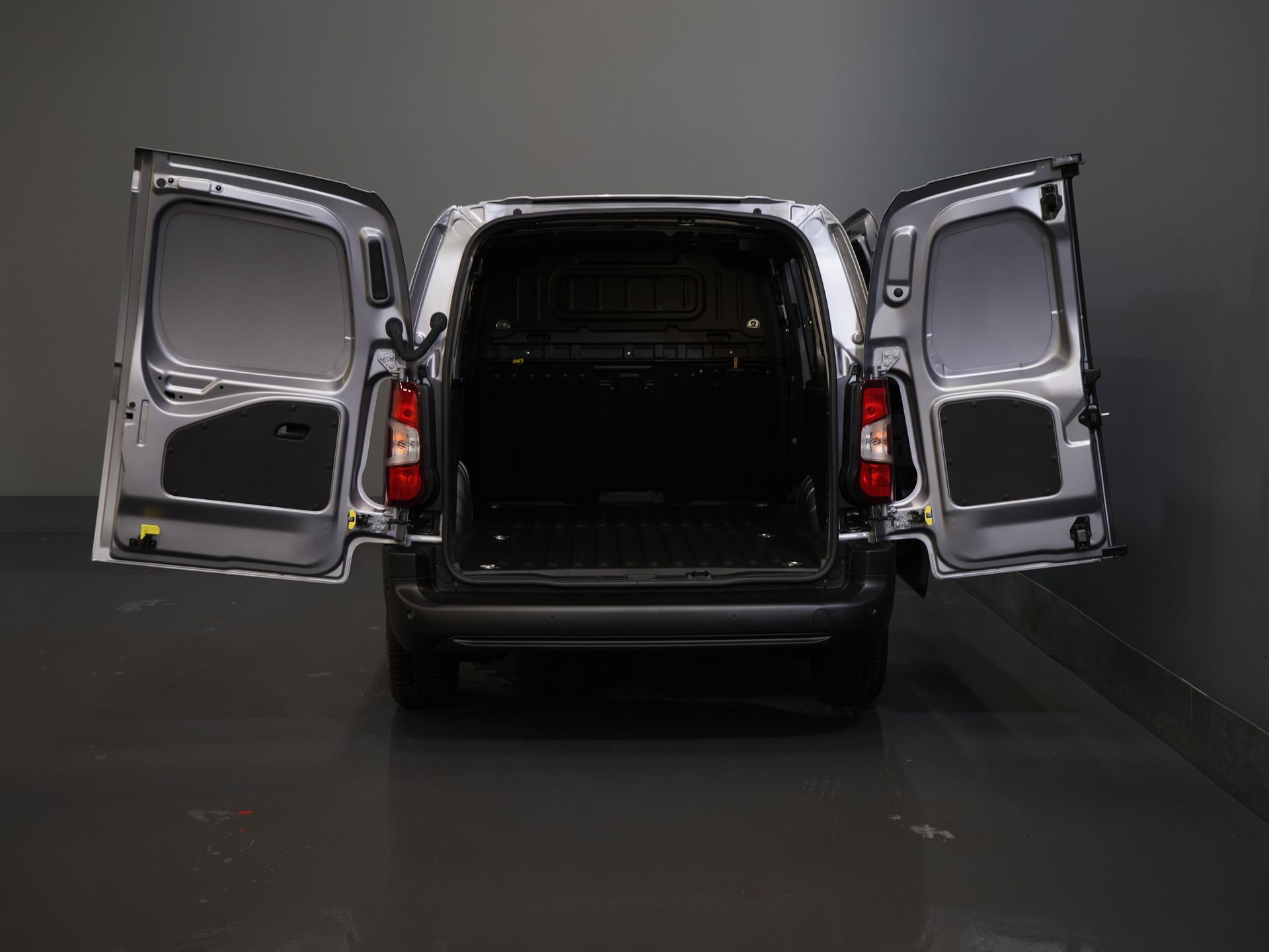 Opel Combo-e Bestelbus L2 50 kWh 275Km WLTP Snellader/ 3 Pers./ Carplay/ Stuurverw./ Cruise/ Climate / PDC V+A/ Dodehoek/ Navi 4