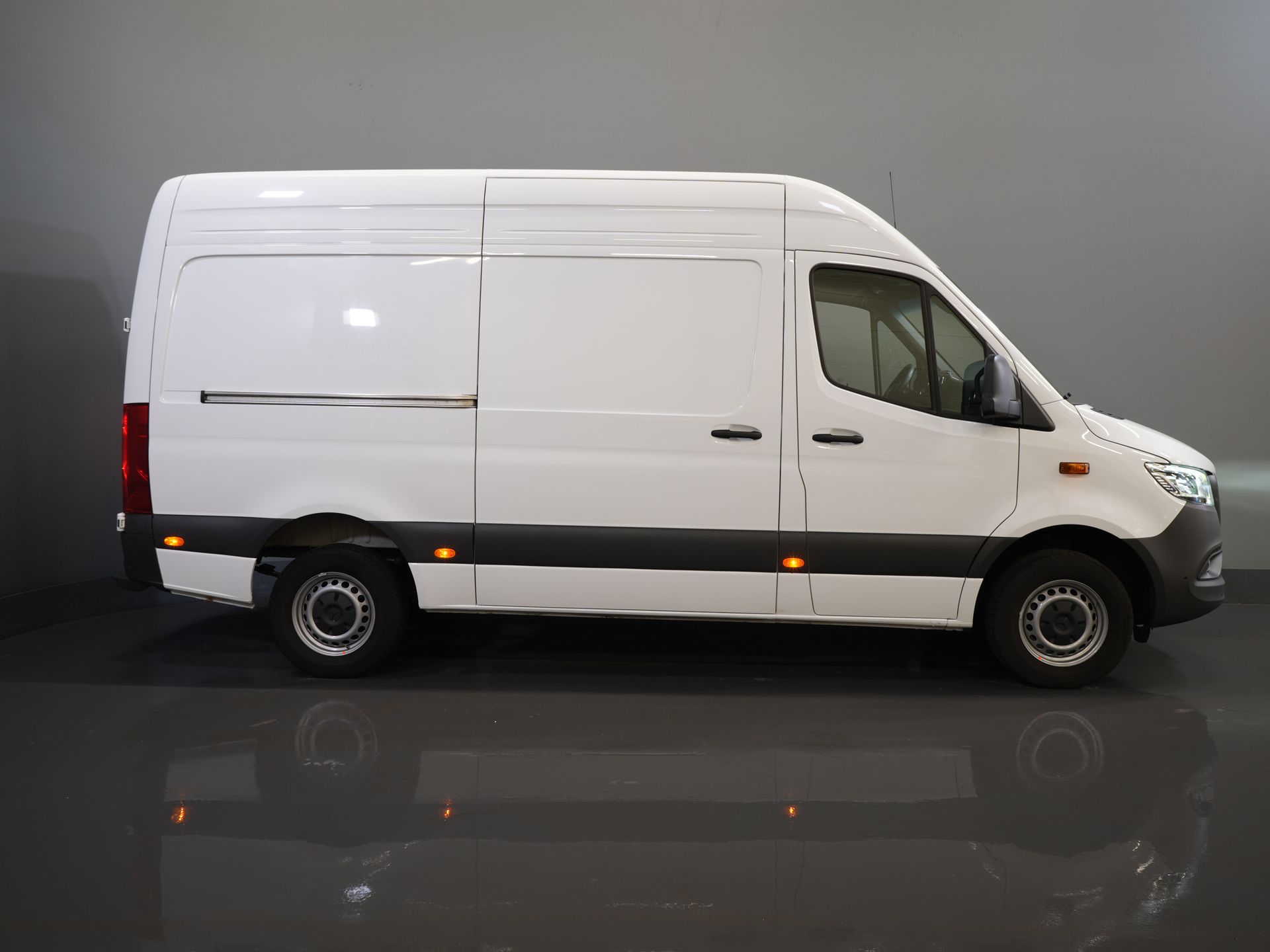 Mercedes-Benz Sprinter Bestelbus 317 CDI Aut. L2H2 3.5t Trekverm./ LED/ Gev. Stoel/ 270 Gr.Deuren/ Stoelverw./ Airco/ Navi/ Camera/ Cruise/ PDC/ DAB 10