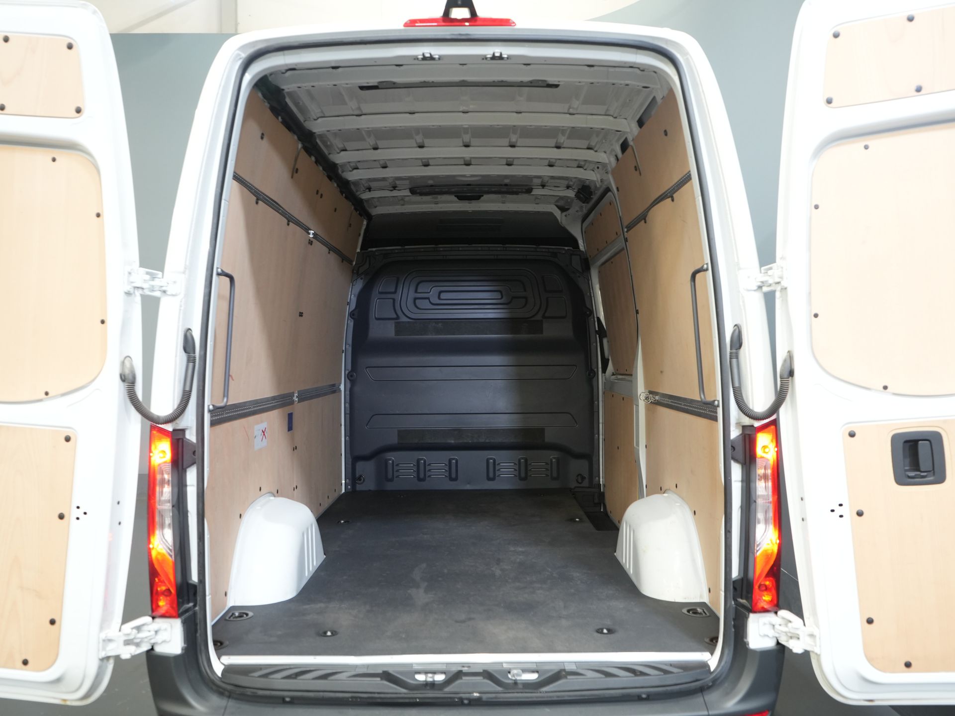 Mercedes-Benz Sprinter Bestelbus 317 CDI Aut. L2H2 3.5t Trekverm./ LED/ Gev. Stoel/ 270 Gr.Deuren/ Stoelverw./ Airco/ Navi/ Camera/ Cruise/ PDC/ DAB 14