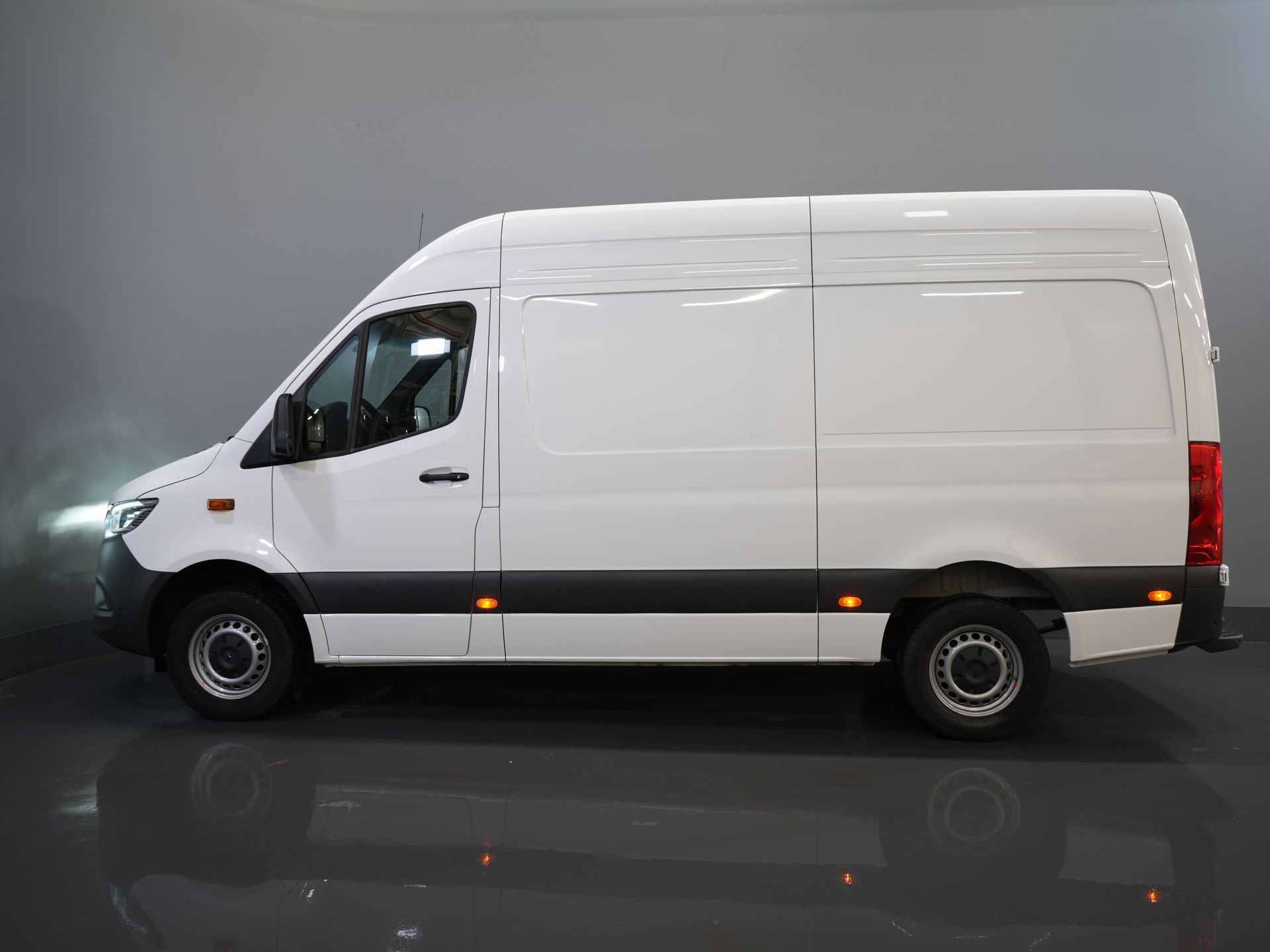 Mercedes-Benz Sprinter Bestelbus 317 CDI Aut. L2H2 3.5t Trekverm./ LED/ Gev. Stoel/ 270 Gr.Deuren/ Stoelverw./ Airco/ Navi/ Camera/ Cruise/ PDC/ DAB 9