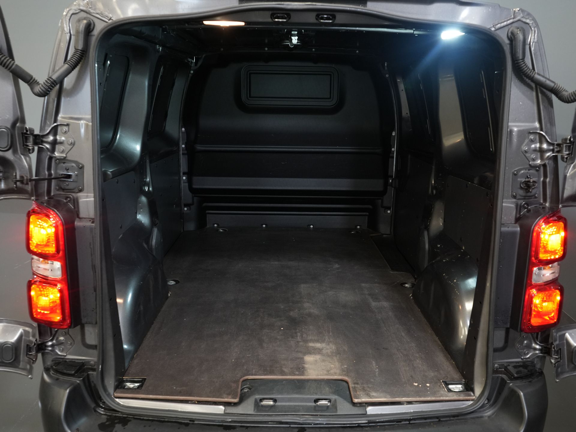 Toyota ProAce Worker Bestelbus 1.5 120 pk L2 Carplay/ Cruise/ Airco/ LMV/ Trekhaak/ Navi/ Camera/ PDC/ NL Auto 14