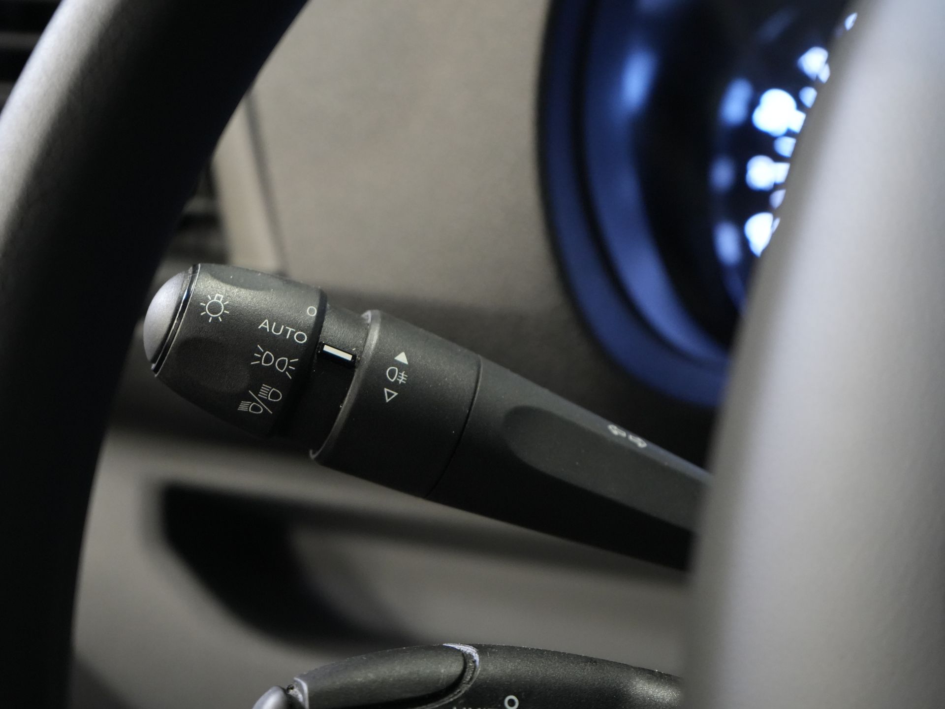 Toyota ProAce Worker Bestelbus 1.5 120 pk L2 Carplay/ Cruise/ Airco/ LMV/ Trekhaak/ Navi/ Camera/ PDC/ NL Auto 17