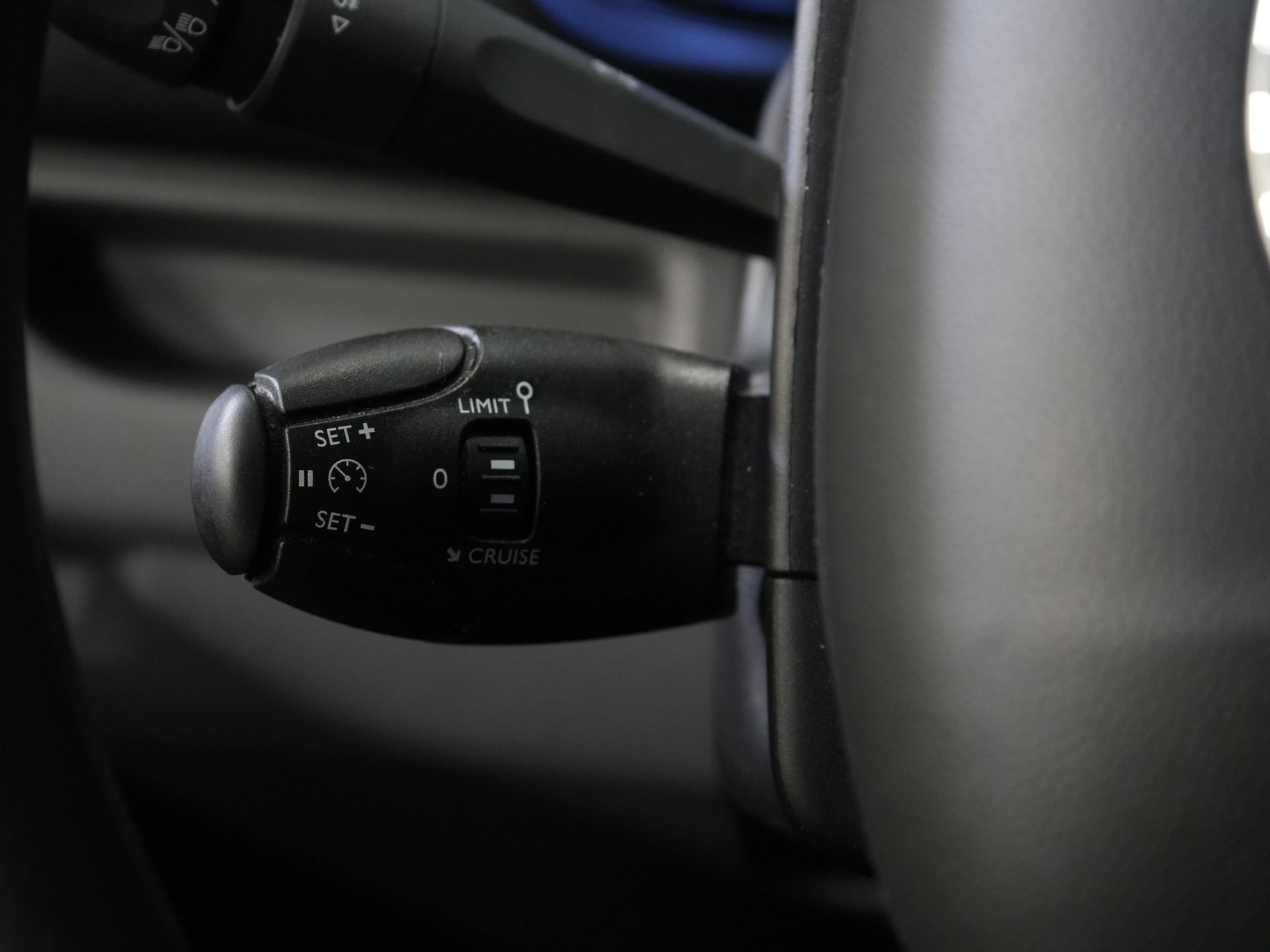 Toyota ProAce Worker Bestelbus 1.5 120 pk L2 Carplay/ Cruise/ Airco/ LMV/ Trekhaak/ Navi/ Camera/ PDC/ NL Auto 18