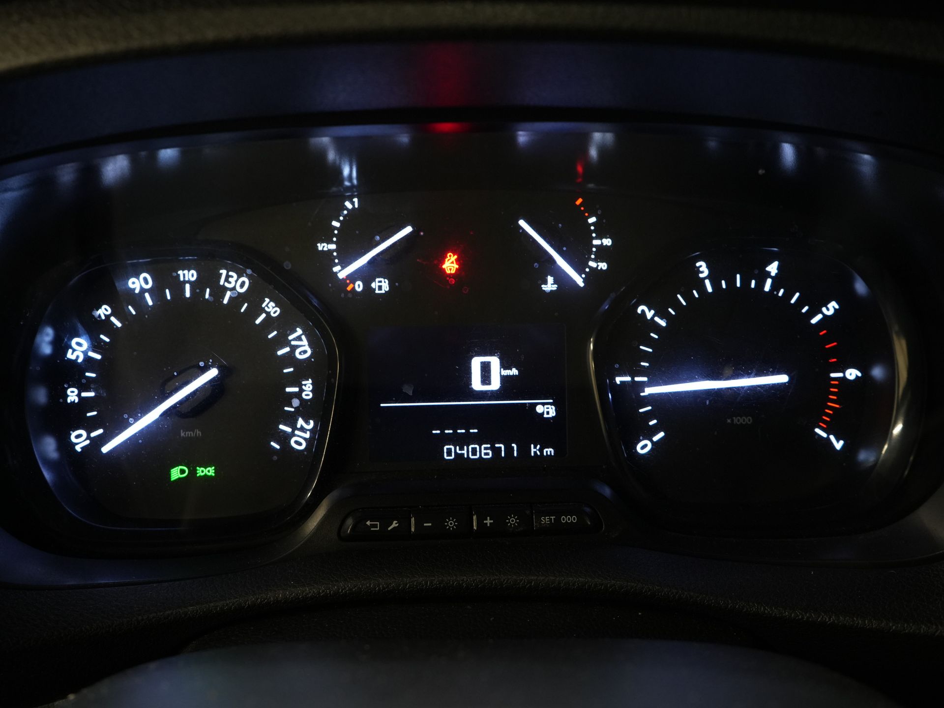 Toyota ProAce Worker Bestelbus 1.5 120 pk L2 Carplay/ Cruise/ Airco/ LMV/ Trekhaak/ Navi/ Camera/ PDC/ NL Auto 20