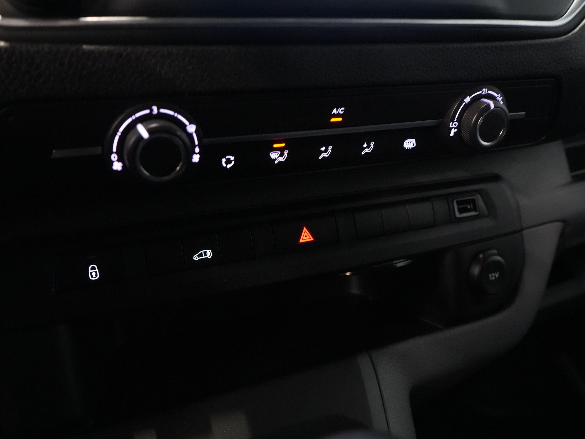 Toyota ProAce Worker Bestelbus 1.5 120 pk L2 Carplay/ Cruise/ Airco/ LMV/ Trekhaak/ Navi/ Camera/ PDC/ NL Auto 21