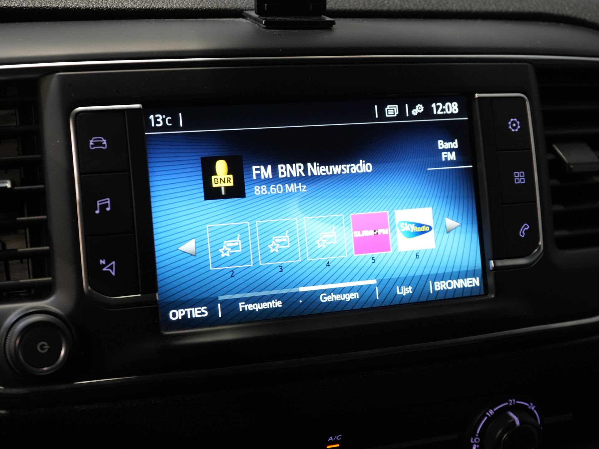 Toyota ProAce Worker Bestelbus 1.5 120 pk L2 Carplay/ Cruise/ Airco/ LMV/ Trekhaak/ Navi/ Camera/ PDC/ NL Auto 22