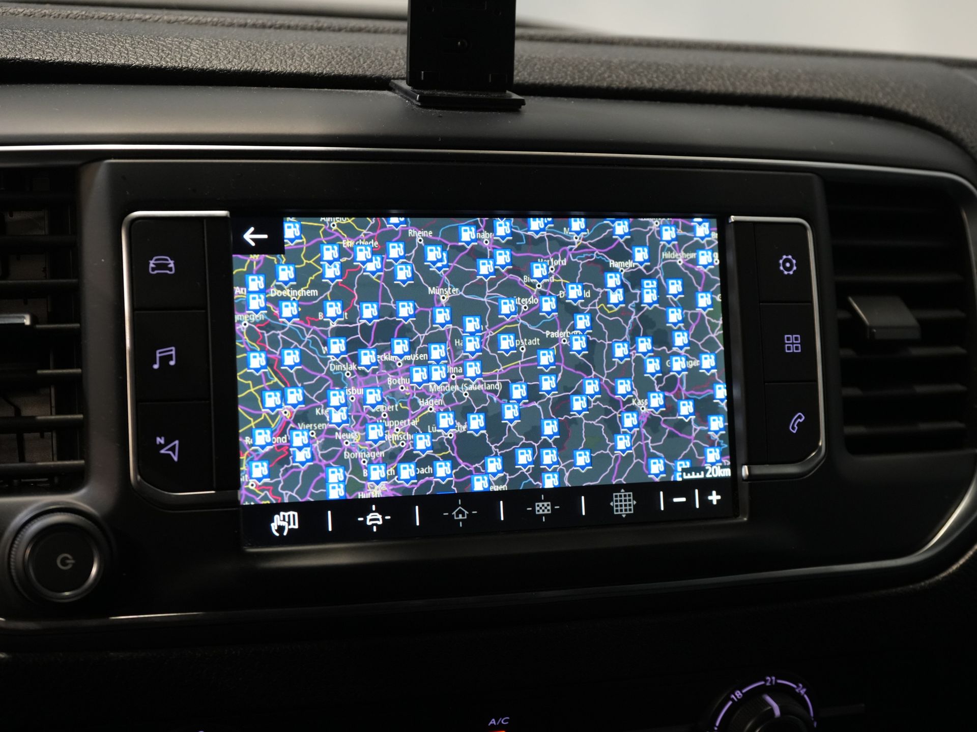 Toyota ProAce Worker Bestelbus 1.5 120 pk L2 Carplay/ Cruise/ Airco/ LMV/ Trekhaak/ Navi/ Camera/ PDC/ NL Auto 23