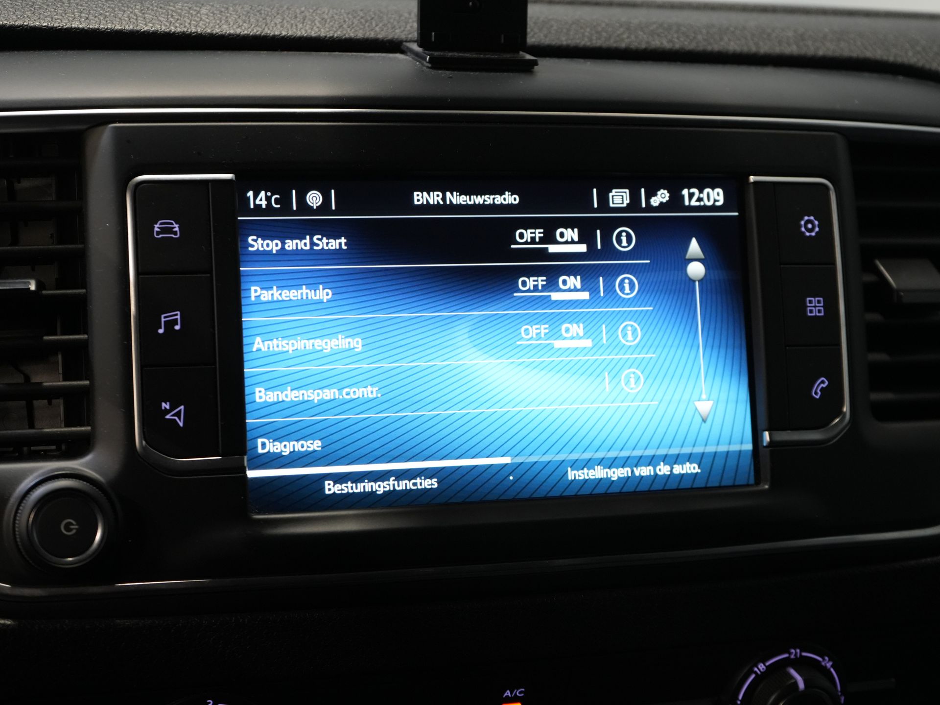 Toyota ProAce Worker Bestelbus 1.5 120 pk L2 Carplay/ Cruise/ Airco/ LMV/ Trekhaak/ Navi/ Camera/ PDC/ NL Auto 24