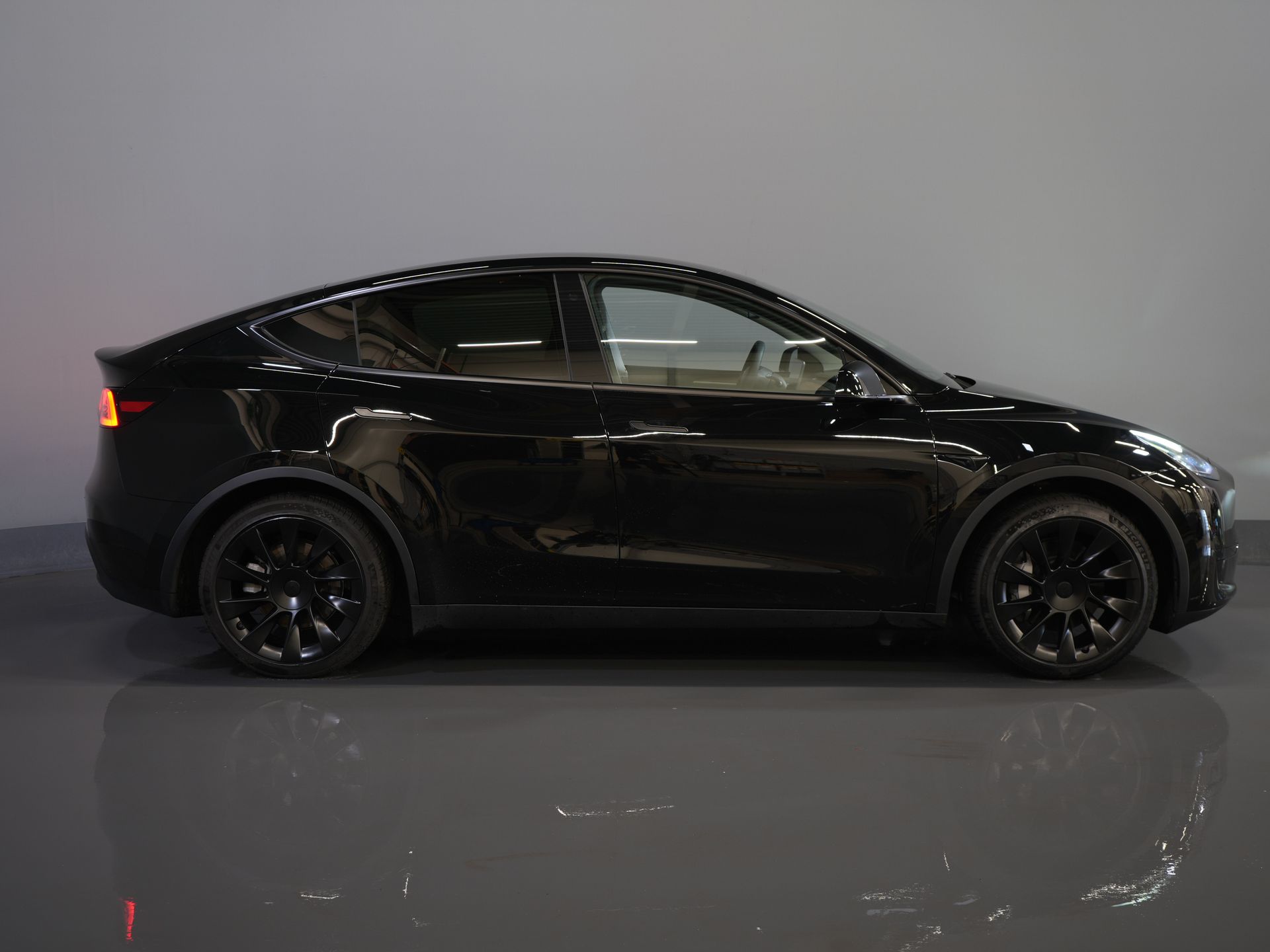 Tesla Model Y SUV 455 Km WLTP (DEMO) Adapt.Cruise/ Pano/ Elek.stoelen/ Memory Elek.klep/ Stoelverw./ Navi/ 360 camera/ Climate/ 20” LMV 10