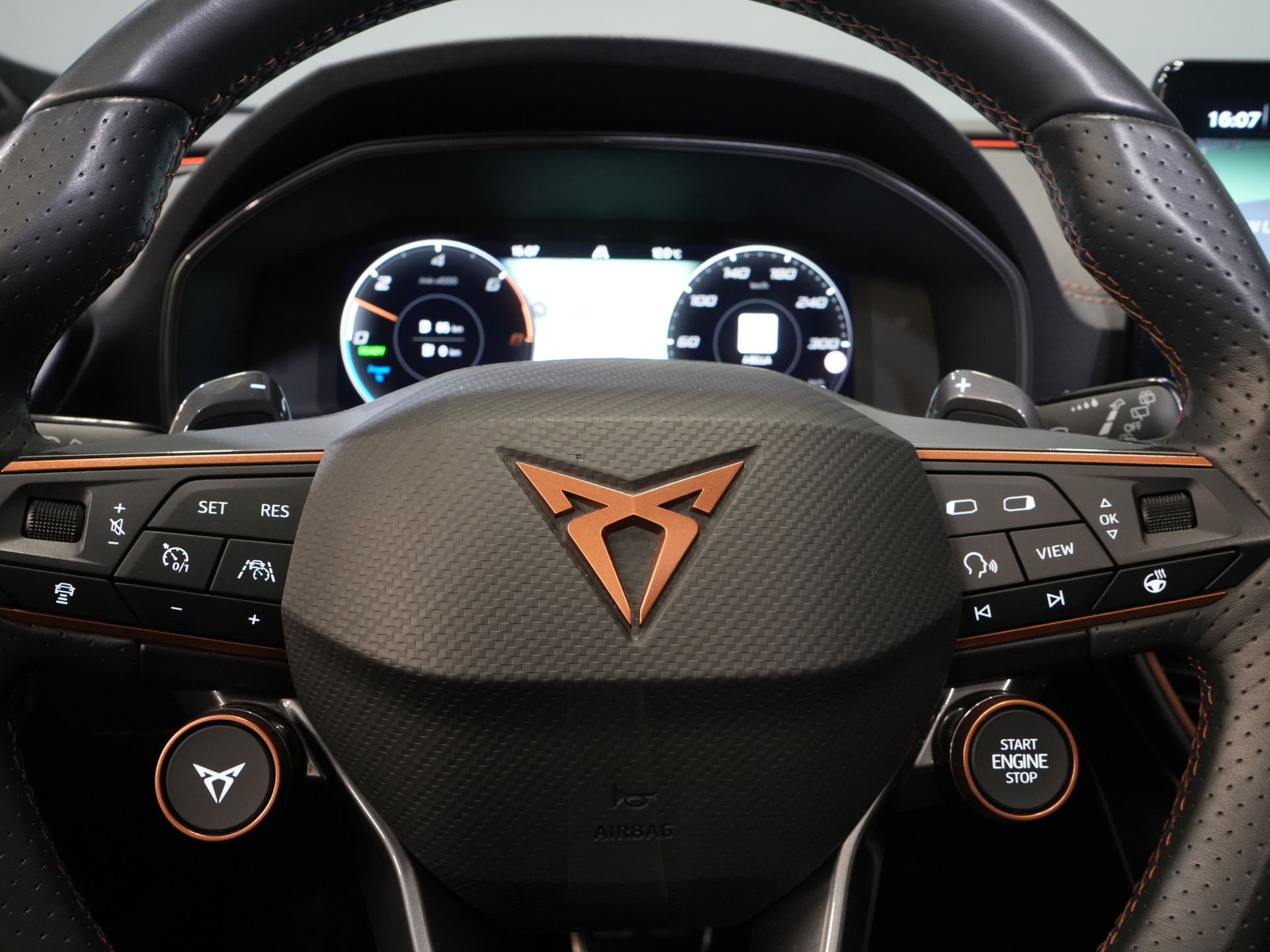 CUPRA Formentor SUV 1.4 e-Hybrid 245 pk VZ Performance Pano/ Elek.Trekhaak/ Elek.Klep/ Mem.Stoel/ Matrix/ Adapt. Cruise/ Carplay/ Camera/ Stoelverw. 25