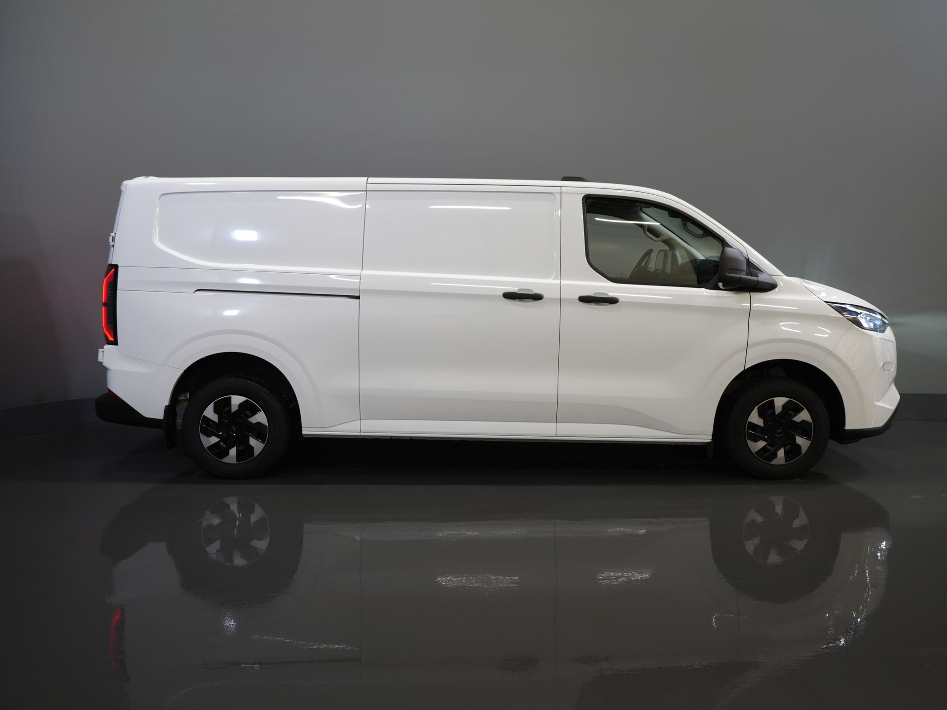 Ford E-Transit Custom Bestelbus 65 kWh L2 330 km WLTP 2x Schuifdeur/ Standkachel/ Snellader/ 2.3t Trekverm./ Carplay/ Climate/ Camera/ PDC/ Cruise 10