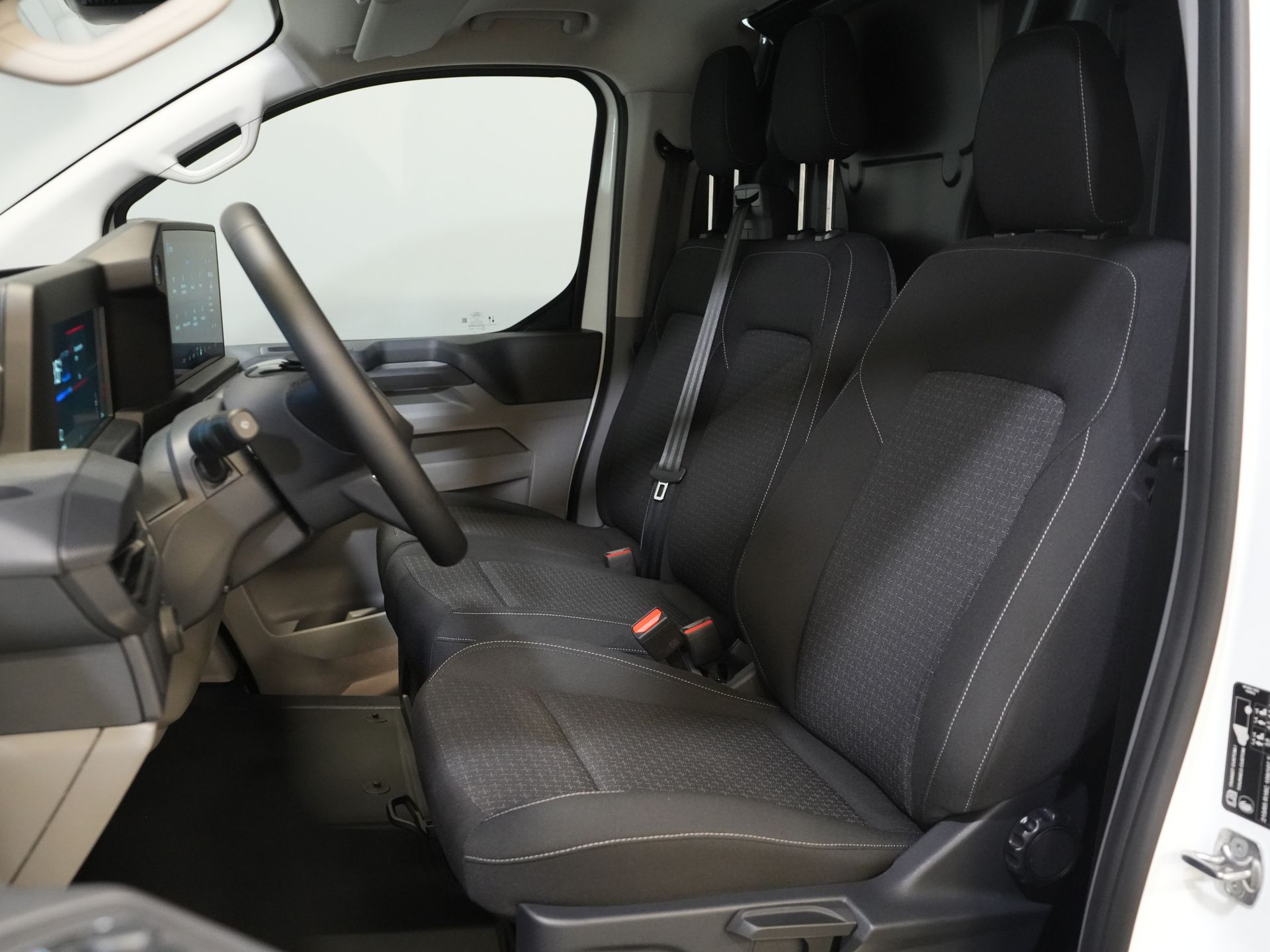 Ford E-Transit Custom Bestelbus 65 kWh L2 330 km WLTP 2x Schuifdeur/ Standkachel/ Snellader/ 2.3t Trekverm./ Carplay/ Climate/ Camera/ PDC/ Cruise 11