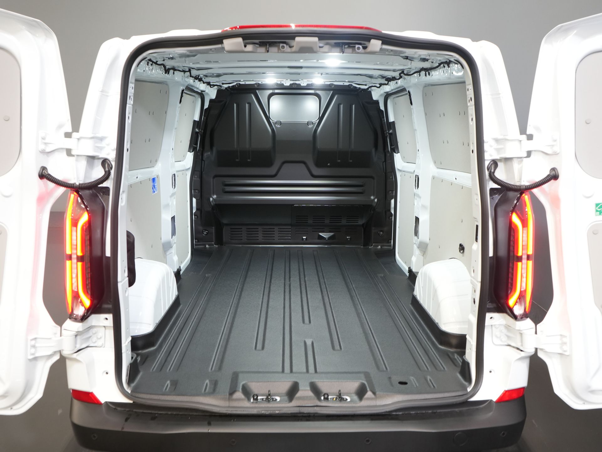 Ford E-Transit Custom Bestelbus 65 kWh L2 330 km WLTP 2x Schuifdeur/ Standkachel/ Snellader/ 2.3t Trekverm./ Carplay/ Climate/ Camera/ PDC/ Cruise 14