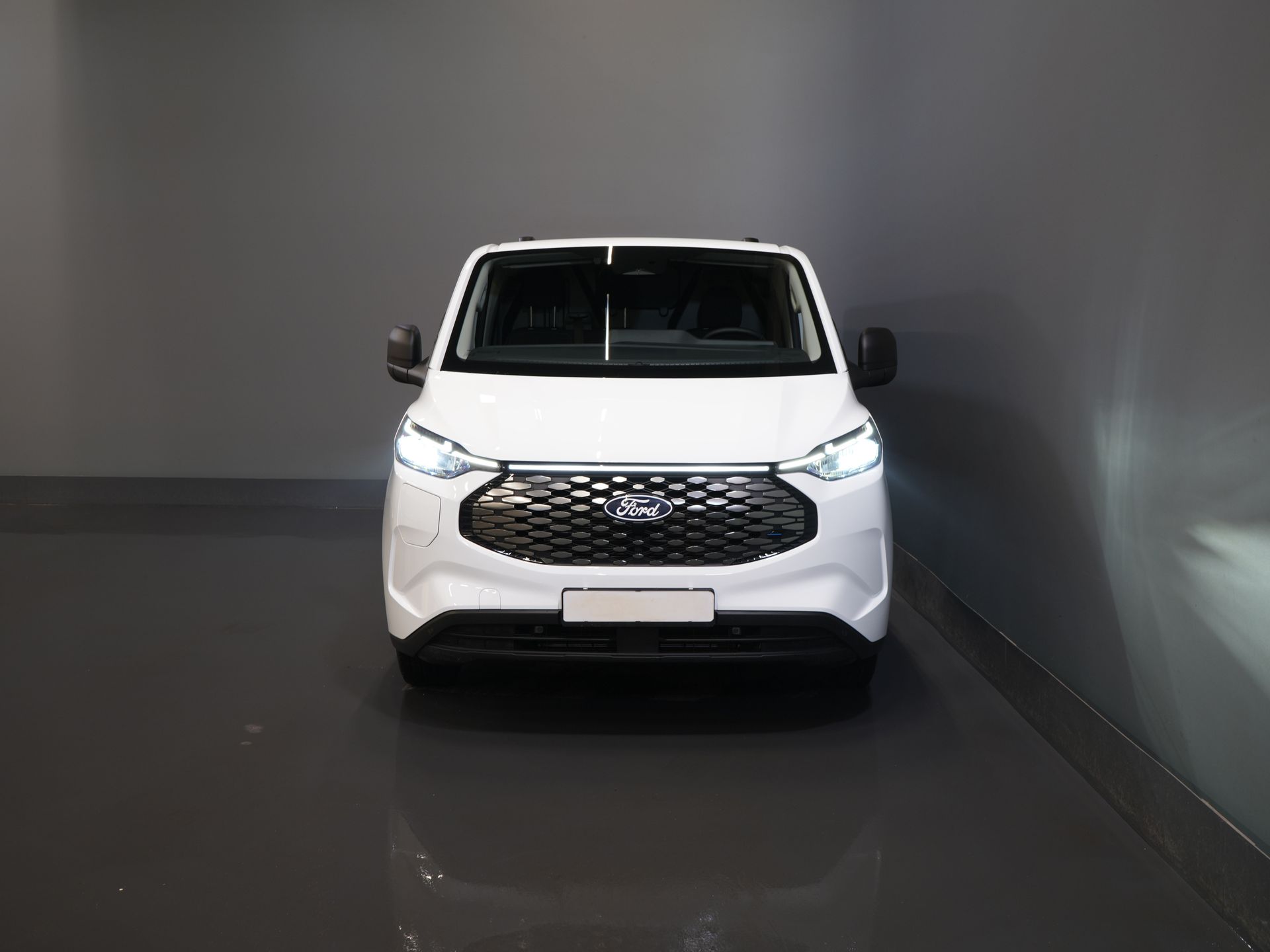 Ford E-Transit Custom Bestelbus 65 kWh L2 330 km WLTP 2x Schuifdeur/ Standkachel/ Snellader/ 2.3t Trekverm./ Carplay/ Climate/ Camera/ PDC/ Cruise 6