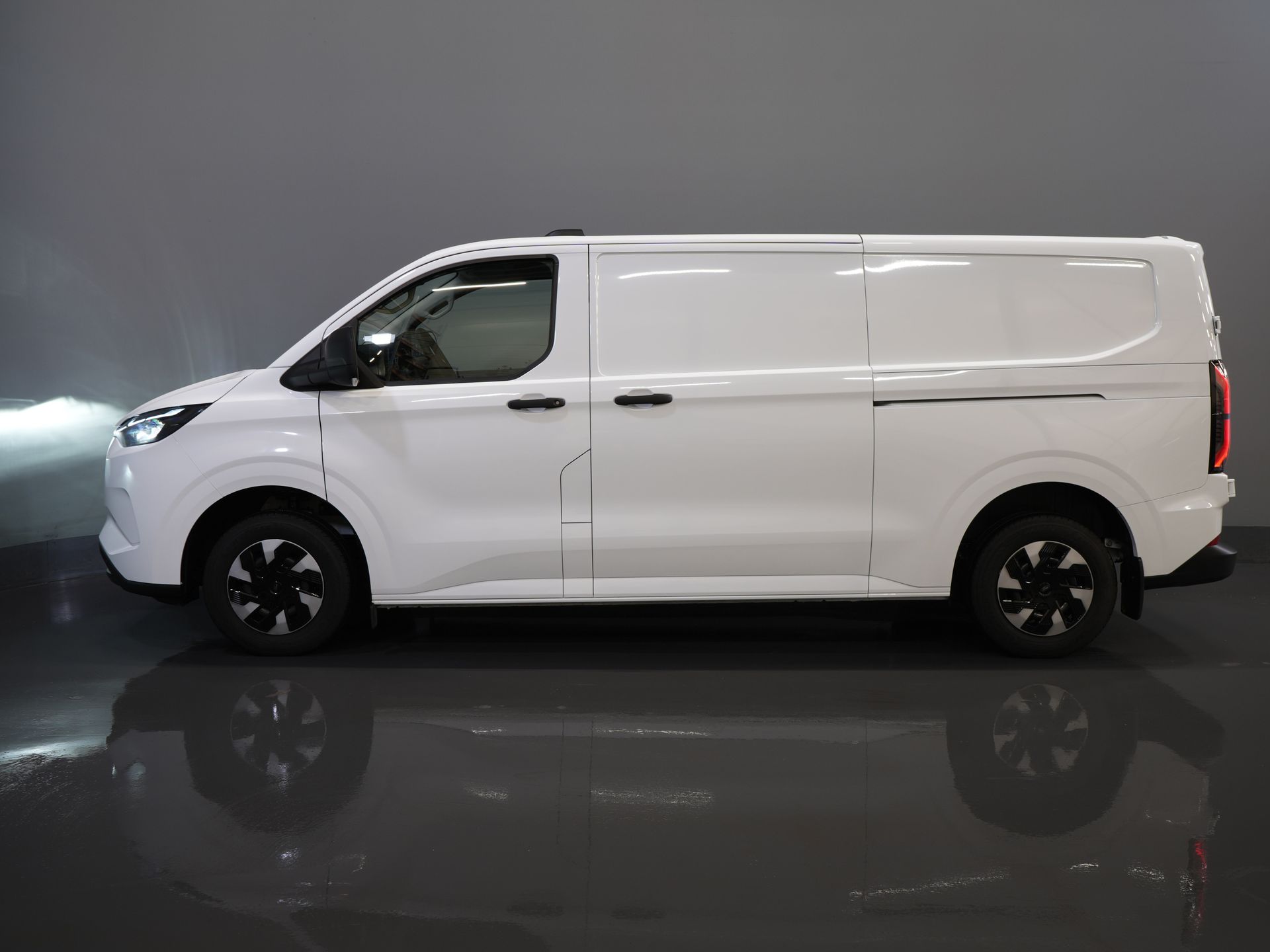 Ford E-Transit Custom Bestelbus 65 kWh L2 330 km WLTP 2x Schuifdeur/ Standkachel/ Snellader/ 2.3t Trekverm./ Carplay/ Climate/ Camera/ PDC/ Cruise 9
