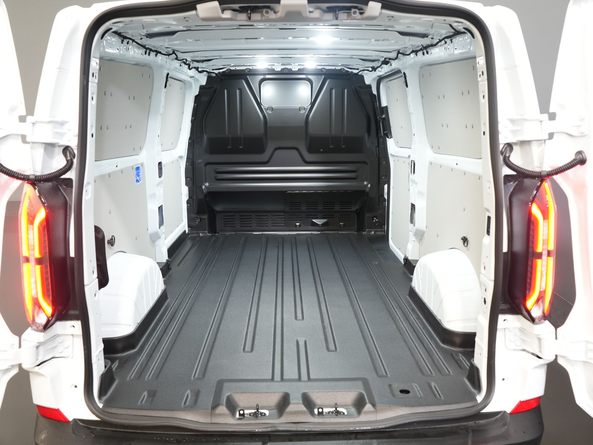 Ford E-Transit Custom Bestelbus 65 kWh L2 330 km WLTP LED/ Standkachel/ Snellader/ 2.3t Trekverm./ Carplay/ Climate/ Camera/ PDC/ Cruise 14