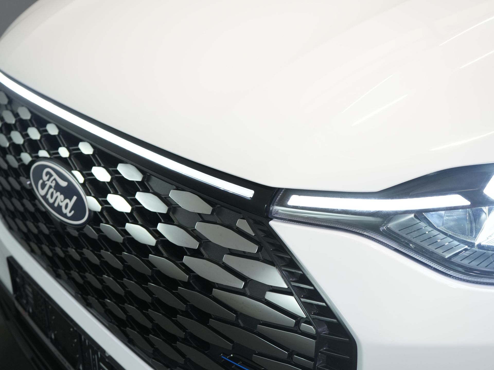 Ford E-Transit Custom Bestelbus 65 kWh L2 330 km WLTP LED/ Standkachel/ Snellader/ 2.3t Trekverm./ Carplay/ Climate/ Camera/ PDC/ Cruise 24