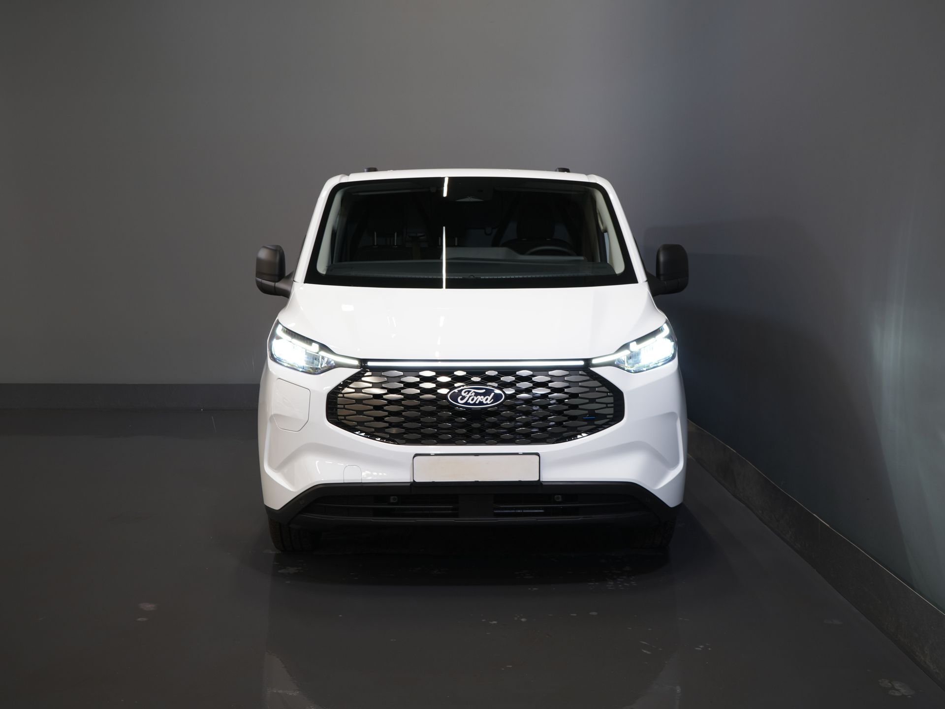Ford E-Transit Custom Bestelbus 65 kWh L2 330 km WLTP LED/ Standkachel/ Snellader/ 2.3t Trekverm./ Carplay/ Climate/ Camera/ PDC/ Cruise 6