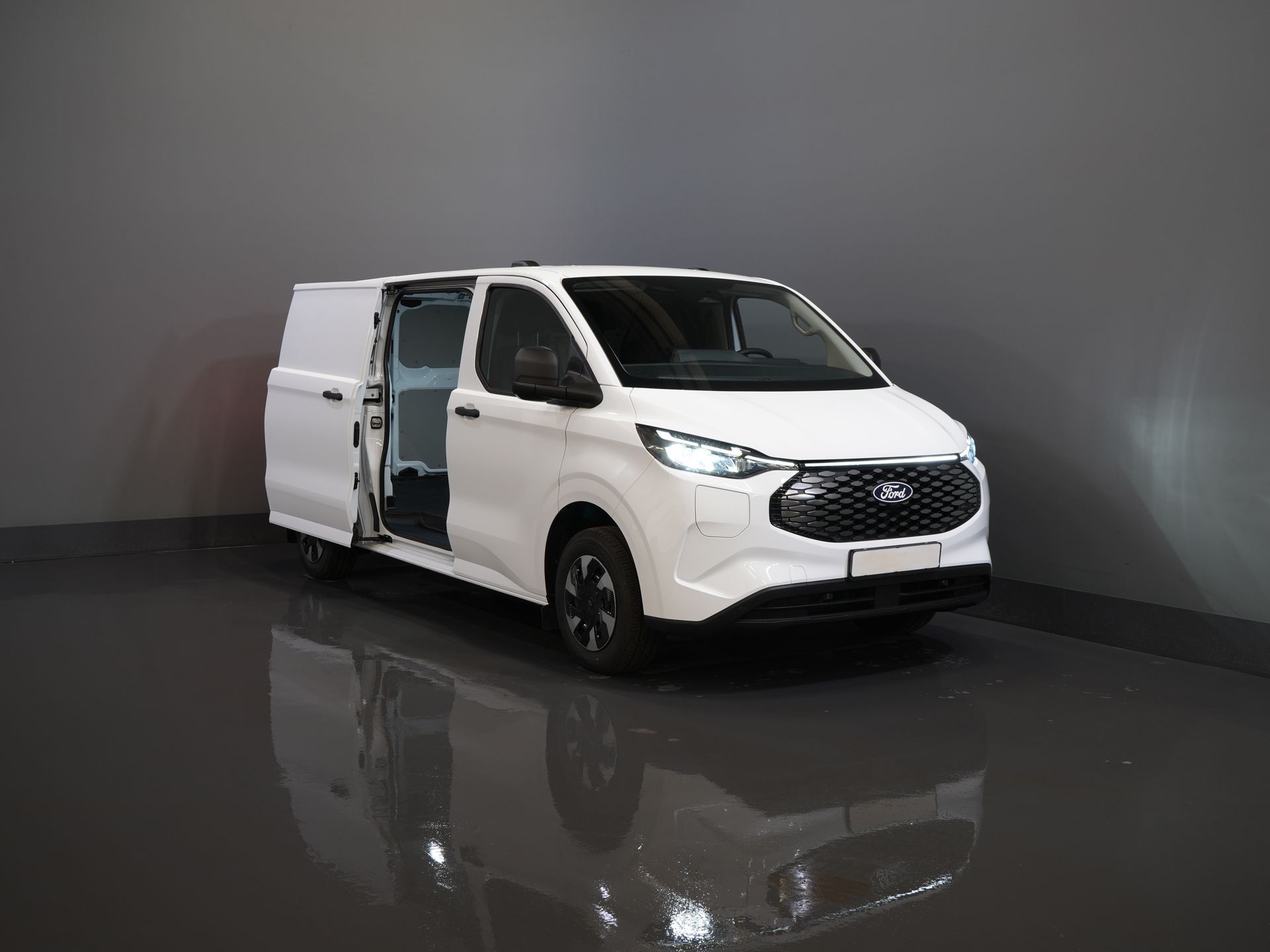 Ford E-Transit Custom Bestelbus 65 kWh L2 330 km WLTP LED/ Standkachel/ Snellader/ 2.3t Trekverm./ Carplay/ Climate/ Camera/ PDC/ Cruise 8