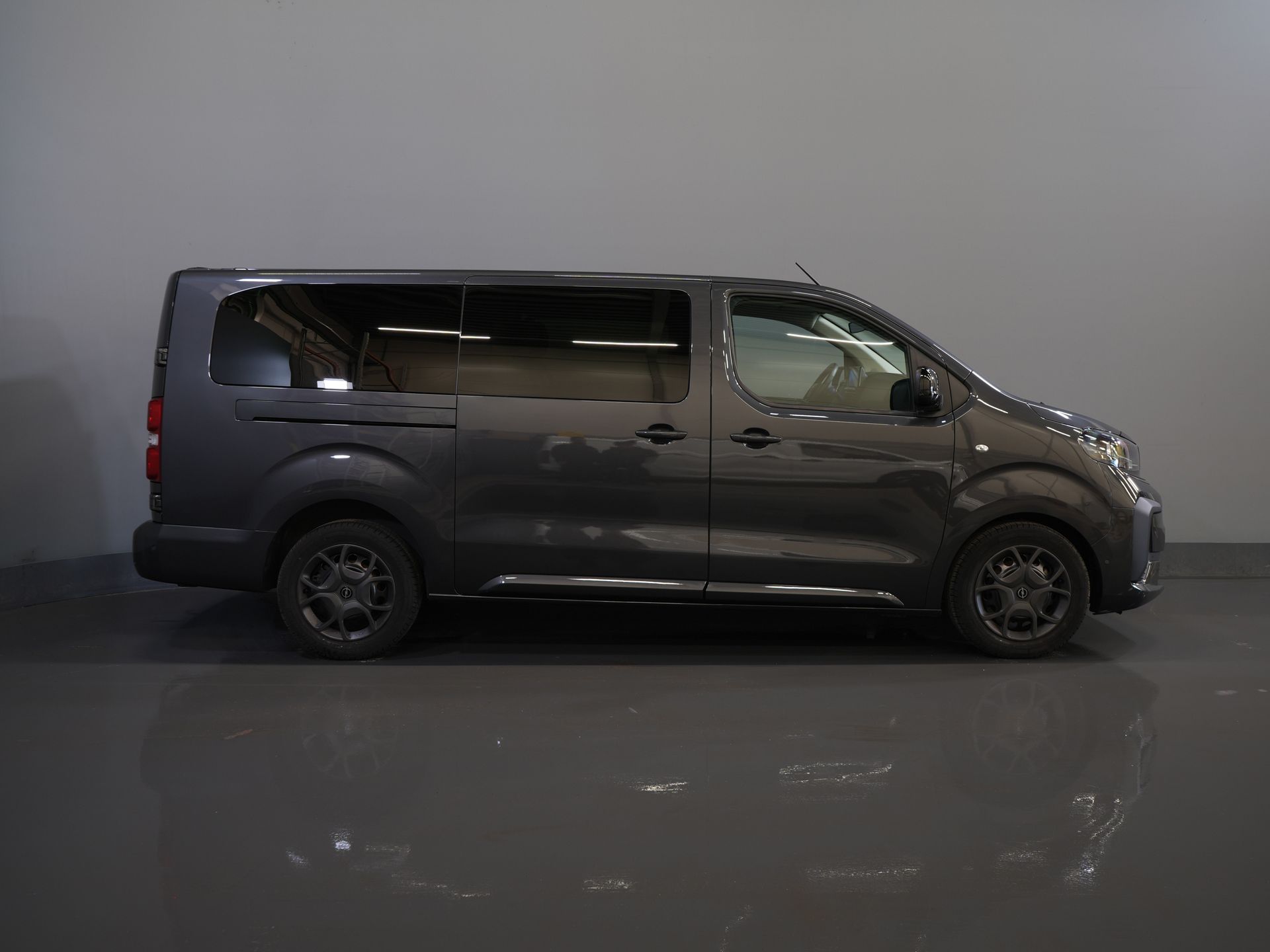 Opel Vivaro Bestelbus 2.0 180 pk Aut. DC Dubbel Cabine Elek.Stoelen/ Leder/ 2xSchuifdeur/ Afn.Trekhaak/ Climate/ Carplay/ Stoelverw./ Navi/ Cruise/ PD 10