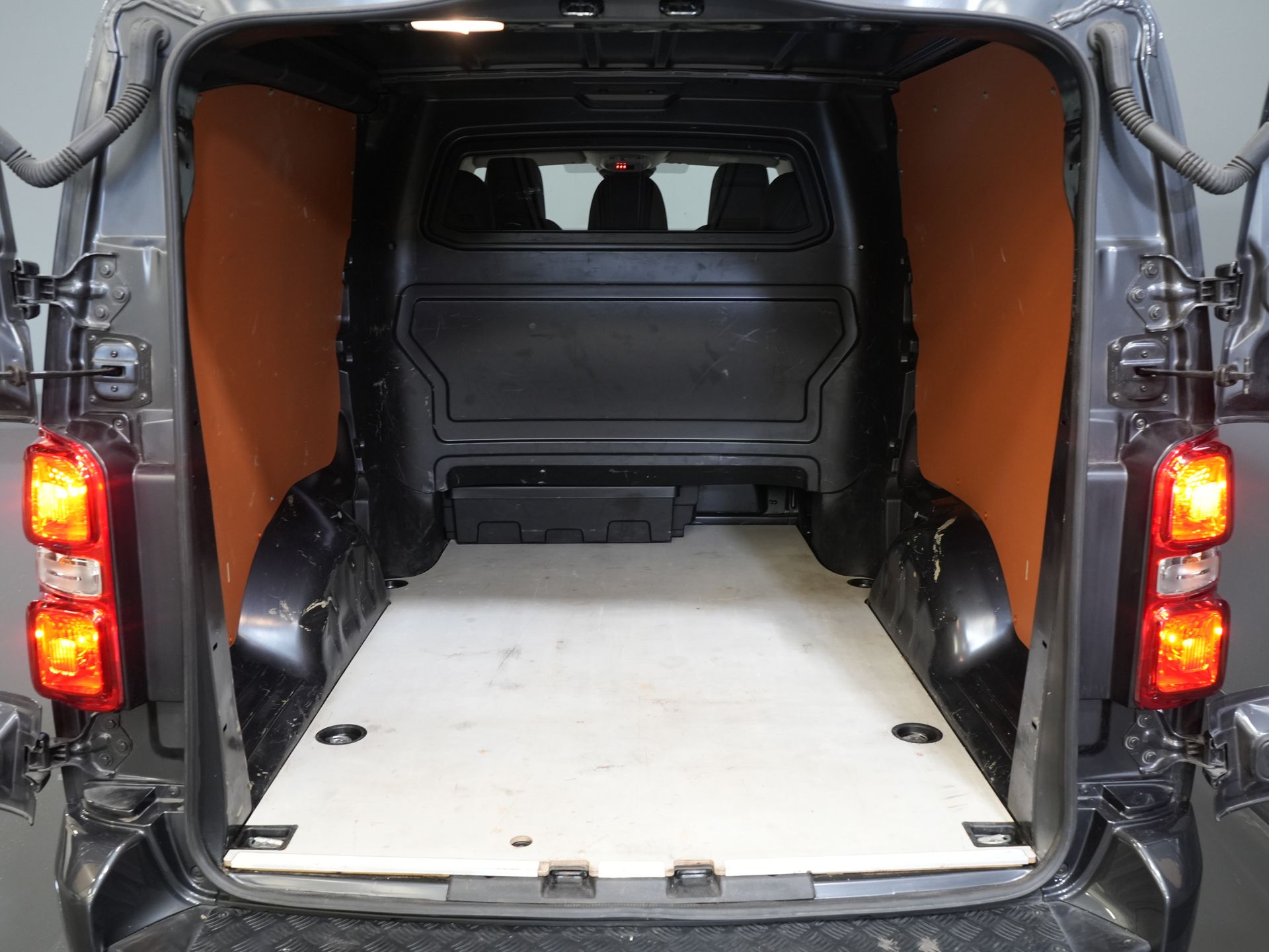 Opel Vivaro Bestelbus 2.0 180 pk Aut. DC Dubbel Cabine Elek.Stoelen/ Leder/ 2xSchuifdeur/ Afn.Trekhaak/ Climate/ Carplay/ Stoelverw./ Navi/ Cruise/ PD 14