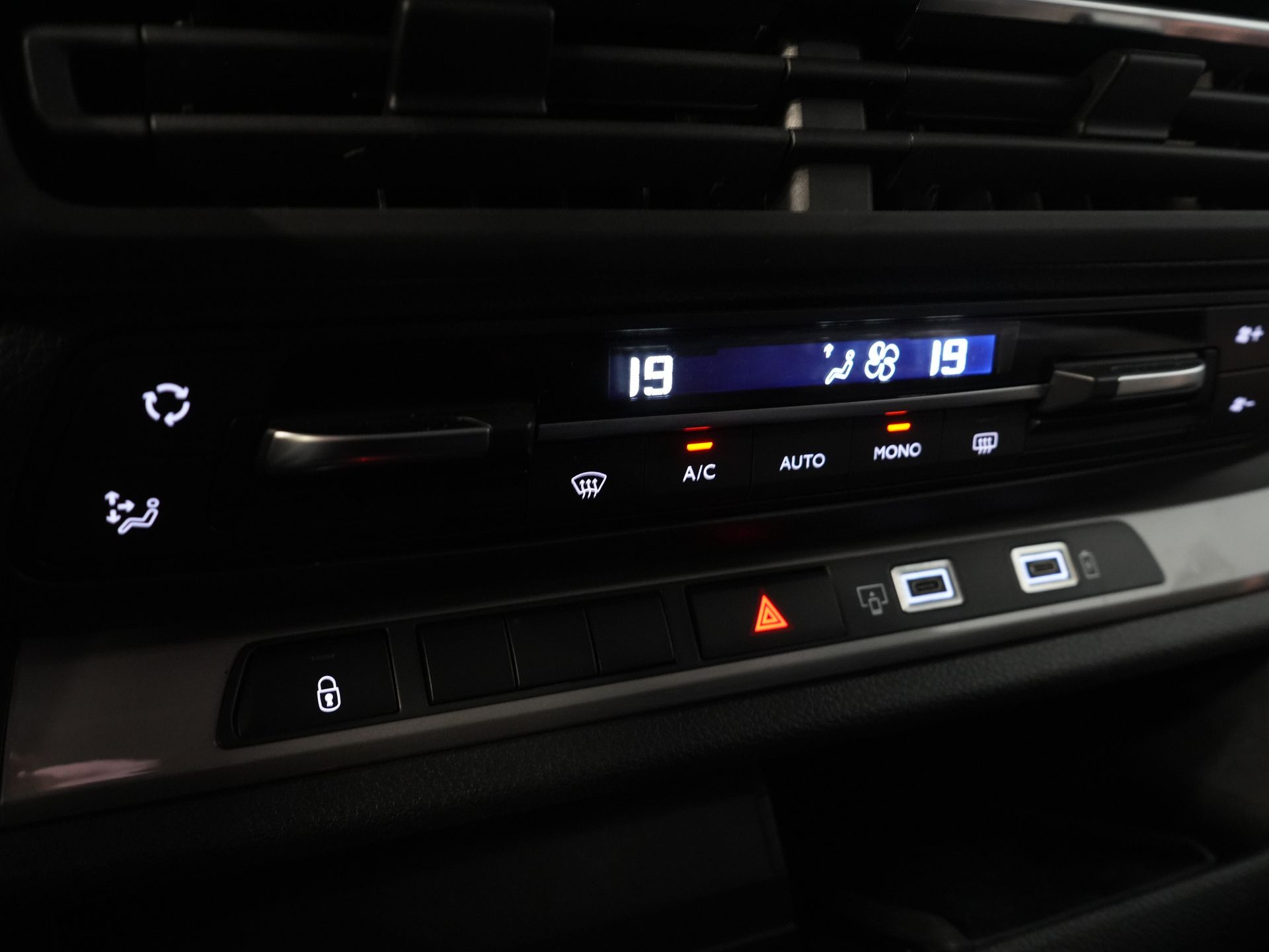 Opel Vivaro Bestelbus 2.0 180 pk Aut. DC Dubbel Cabine Elek.Stoelen/ Leder/ 2xSchuifdeur/ Afn.Trekhaak/ Climate/ Carplay/ Stoelverw./ Navi/ Cruise/ PD 22