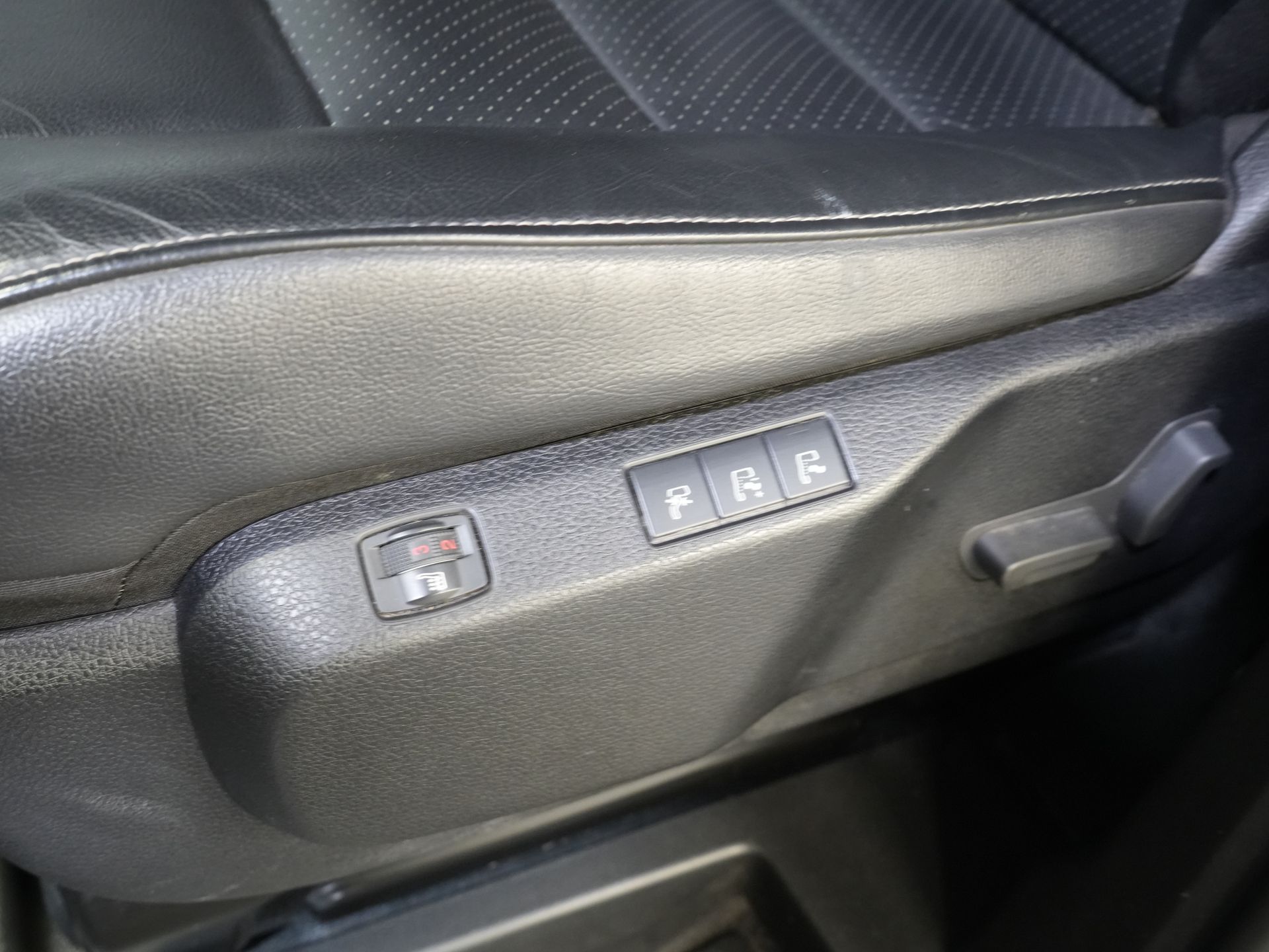 Opel Vivaro Bestelbus 2.0 180 pk Aut. DC Dubbel Cabine Elek.Stoelen/ Leder/ 2xSchuifdeur/ Afn.Trekhaak/ Climate/ Carplay/ Stoelverw./ Navi/ Cruise/ PD 28