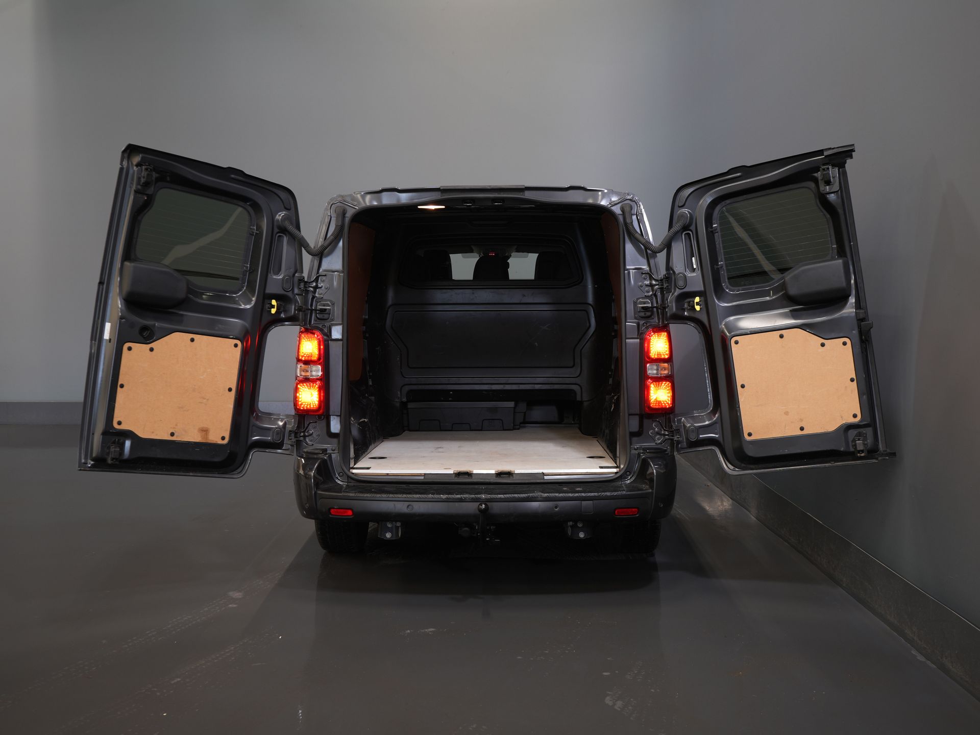 Opel Vivaro Bestelbus 2.0 180 pk Aut. DC Dubbel Cabine Elek.Stoelen/ Leder/ 2xSchuifdeur/ Afn.Trekhaak/ Climate/ Carplay/ Stoelverw./ Navi/ Cruise/ PD 4