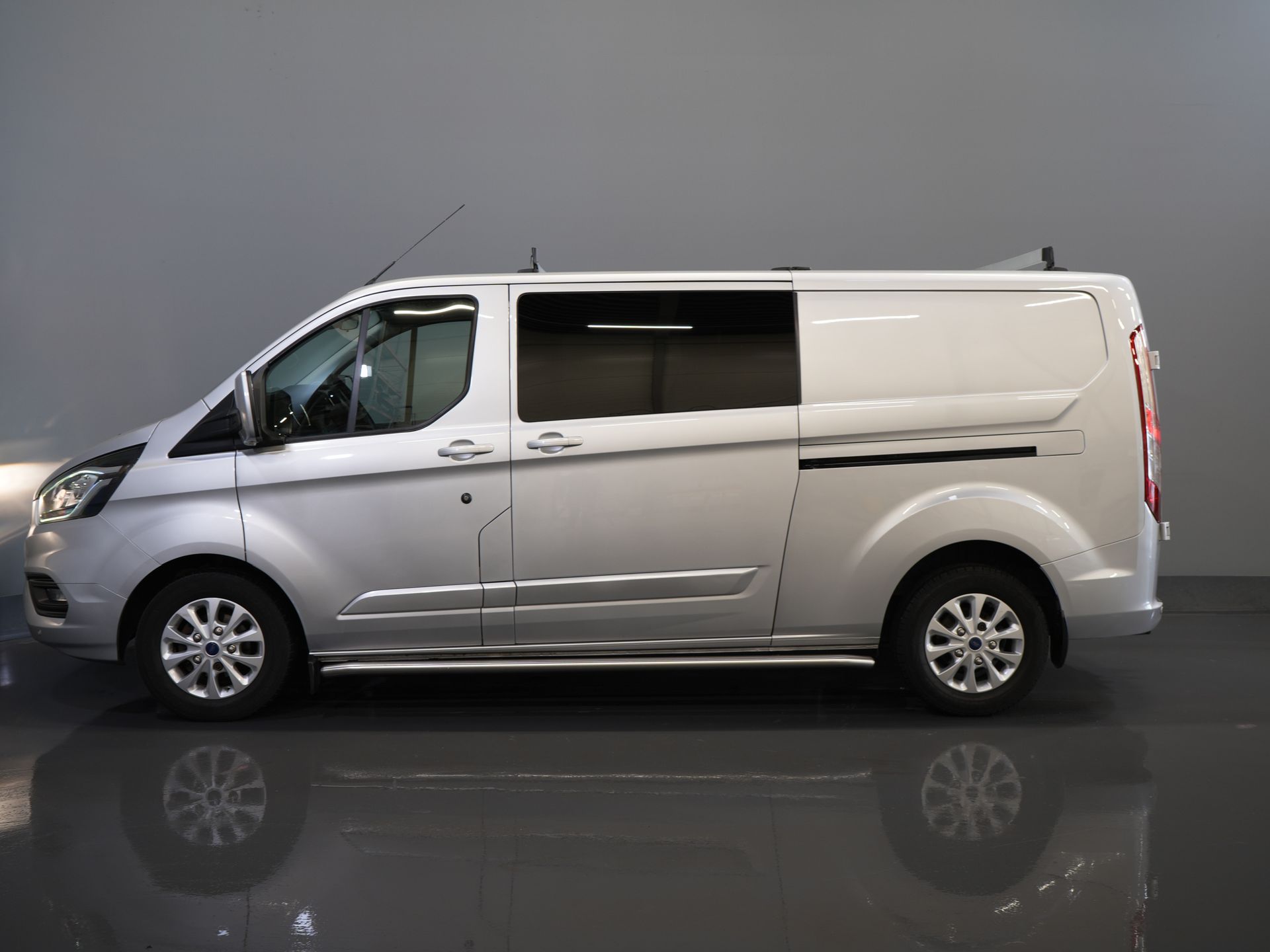 Ford Transit Custom Bestelbus 2.0 TDCI 130 pk L2 Limited DC Dubbel Cabine 2xSchuifdeur/ Stoelverw./ Carplay/ Cruise/ PDC/ Camera/ Navi/ Trekhaak/ Alarm III 9