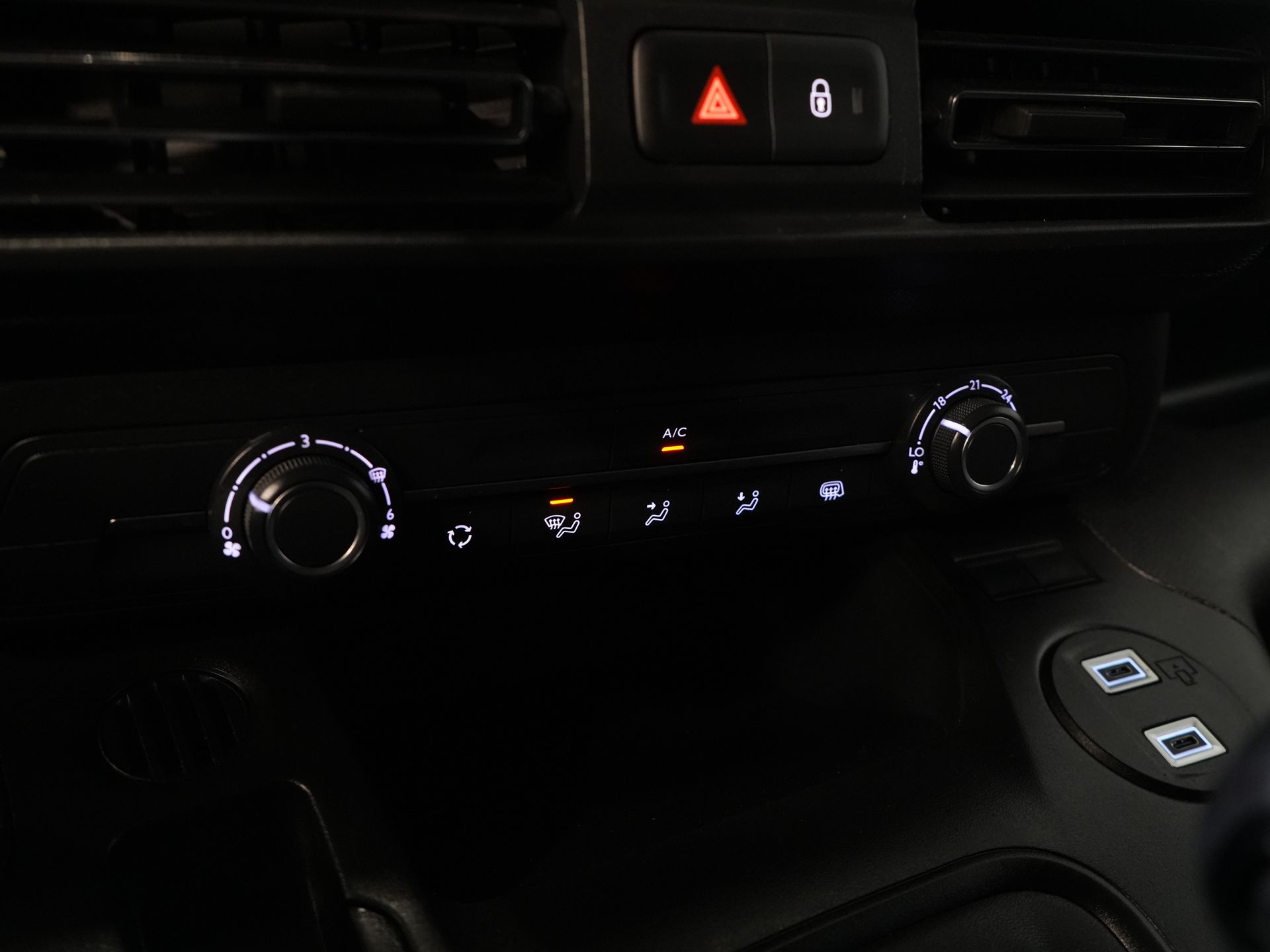 Fiat Doblò Bestelbus 1.5 HDi 100 pk 3 Pers./ Carplay/ Camera/ Navi/ PDC/ Cruise/ Airco 20