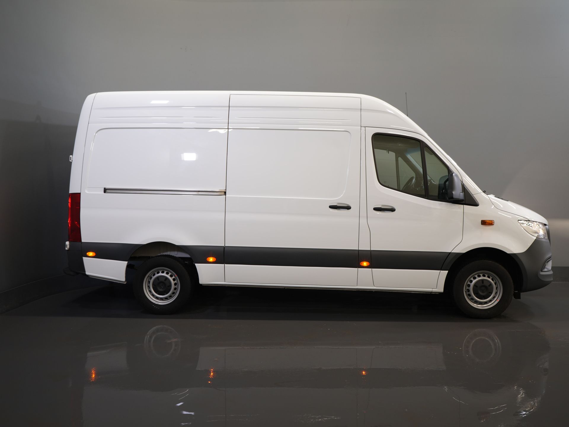 Mercedes-Benz Sprinter Bestelbus 317 CDI Aut. L2H2 BPM VRIJ! 3.5t Trekverm./ Gev.Stoel/ 270 Gr.Deuren/ Stoelverw./ Navi/ Camera/ Cruise/ Airco/ DAB 10